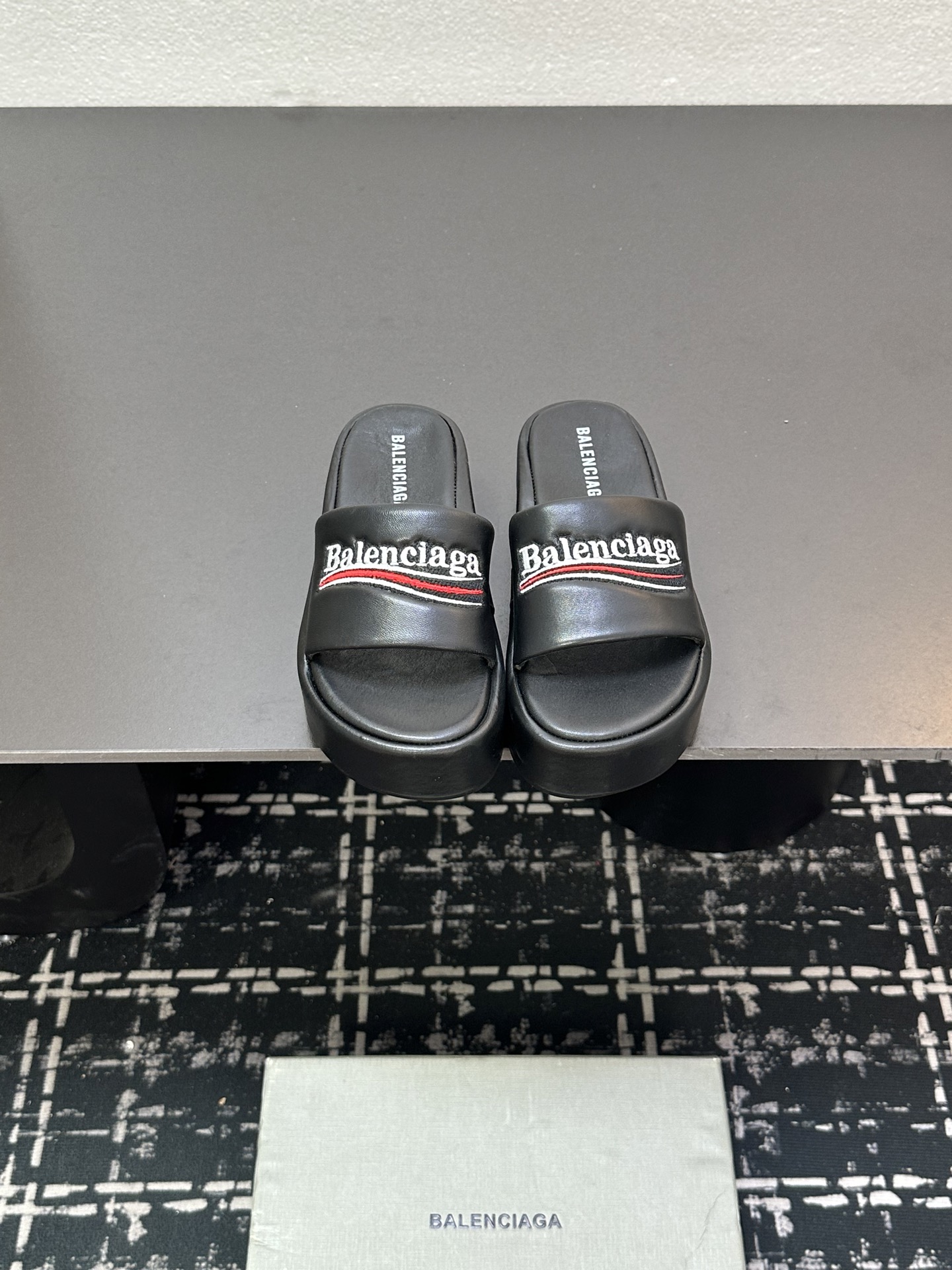 NO:264930,Balenciaga new thick-soled slippers, the same style as the new white, is so fashionable. It is comfortable and convenient to wear, and the large thick-soled slippers is really a blessing for a short person!  Outsole belt has a little slope, size 35-39 40 41 Custom made non-return and exchange, slippers, balenciaga, slippers19860909巴黎世家新款厚底拖鞋 小白同款上脚,时髦到不行.上脚舒适方便,大厚底真的是矮个儿福音！大底带有点坡度, 码数35-39 40 41定做不退换,拖鞋,balenciaga,slippers,Women's Shoes
