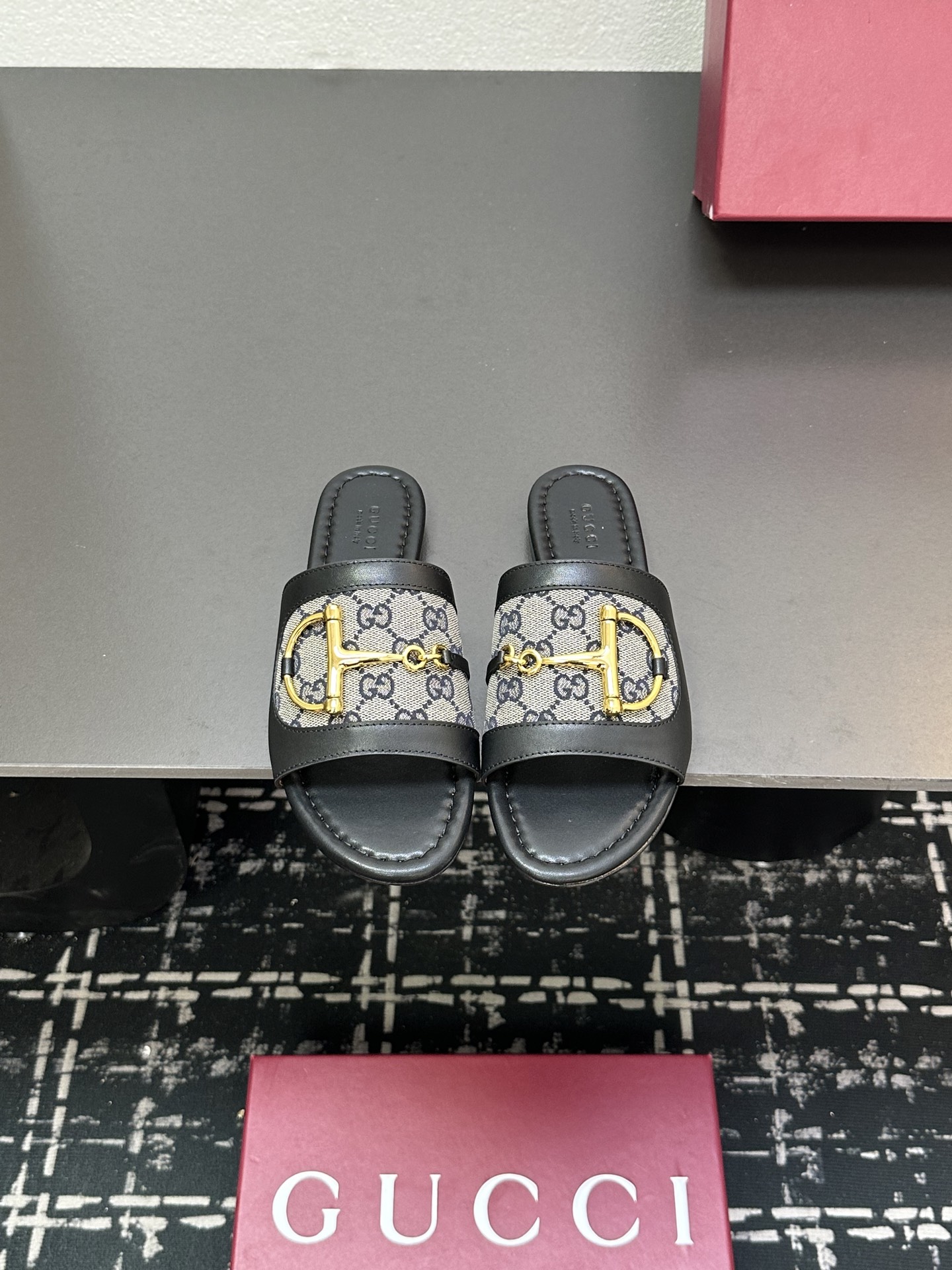 NO:264927,P 2025 summer latest D-line light gold horse-bit one-piece sandals GUcc large D half-marathon open-toe one-piece slipper sandals top version, welcome to compare. Original 1:1 replica, please be sure to ensure that our authentic products are guaranteed. Upper imported high-end sheepskin/presbyterian GG canvas, inner/foot pad full grain pattern high-end lambskin, sole, top Italian genuine leather sole, heel high flat heel, code 35-42 (41/40/42 custom made without return) Packaging original full set of Encore wine red packaging This women's sandals accessories classic large D new horse-bit detail gold tone accessories, showing a unique charm. It is made of exquisite sheepskin, the design combines traditional inspiration with modern versatile style, elegantly embellishes warm season style refreshing and high-end, slippers, gucci, sandals, slippers, sheepskin19860909P 2025夏季最新D字浅金马衔扣一字拖凉鞋 GUcc大D半马衔扣露趾一片式拖鞋凉鞋 顶级版本、欢迎比对. 原版1:1复刻 注意请认准咱家正品保证 鞋面进口高档羊皮/老花GG帆布 内里/垫脚全粒纹高档小羊皮 鞋底意大利顶级真皮底 跟高平跟 配码35-42（41/40/42定做不退换） 包装原版全套安可拉酒红色包装 这款女士凉拖配饰经典大D新马衔扣细节金色调配件,尽显别样魅力.采用精致羊皮打造,设计融合传统灵感与现代百搭风格,优雅点缀暖季造型清爽高级,拖鞋,gucci,sandals,slippers,sheepskin,Women's Shoes