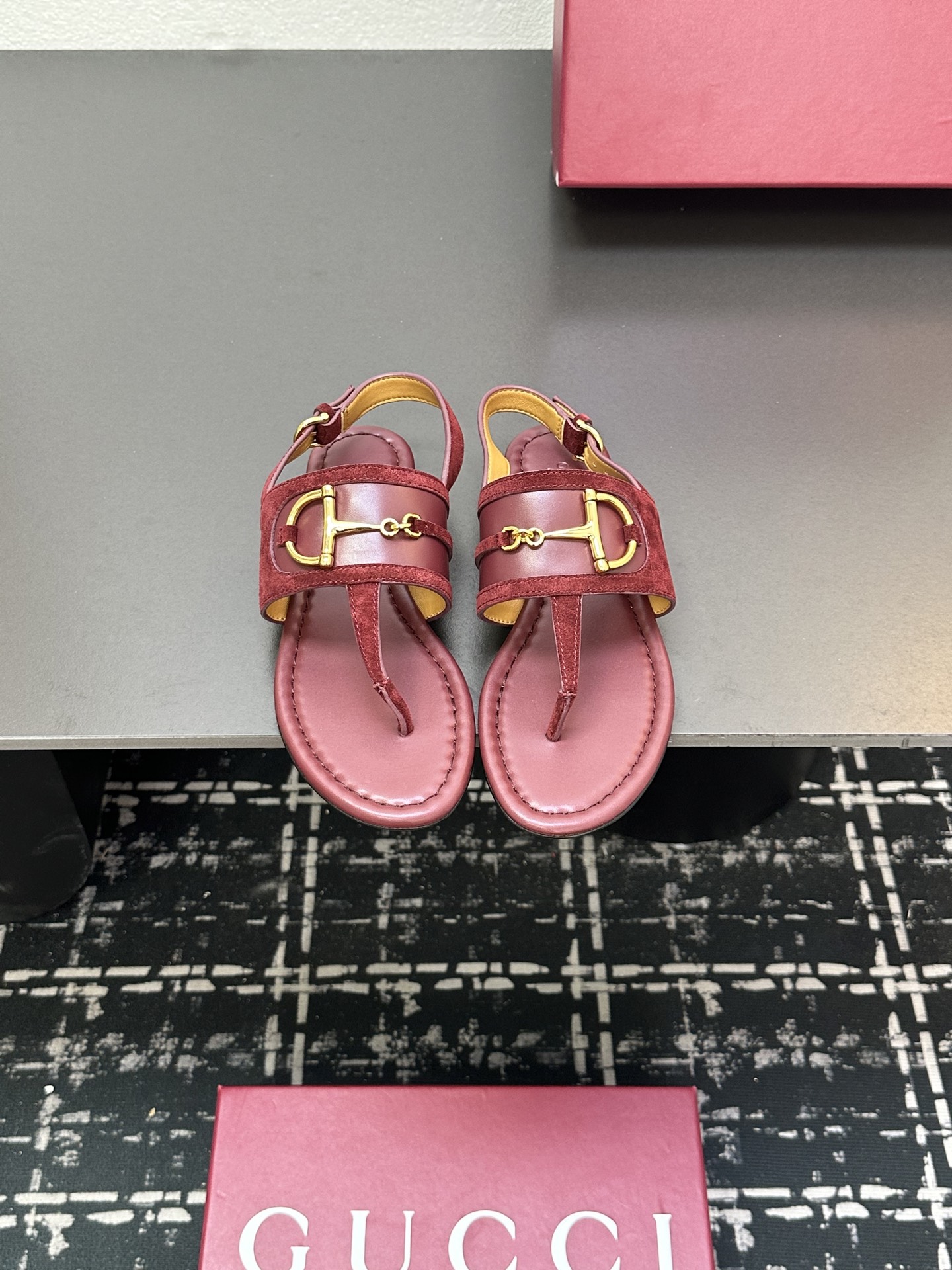 NO:264924,P 2025 summer latest D-line light gold horse buckle herringbone clamp sandals GUcc large D half-male buckle open toe rear buckle sandals top version, welcome to compare. Original 1:1 reproduction, please be sure to ensure that our authentic products are guaranteed. Upper imported high-end sheepskin/suede net/presby flower G cloth, inner lining/foot pad full grain pattern high-end lambskin sole Italian top genuine leather sole Heel high flat heel, code 35-42 (41/40/42 custom made without return) Packaging original full set of Encore wine red packaging This women's clip-toe sandals are matched with classic large D New Horse buckle details gold tone accessories, highlighting the brand's heritage and showing a unique charm. It is made of exquisite sheepskin, with elegant design without losing its casualness, and is a refreshing and ideal item for warm season style, split-toe shoes, gucci, sandals, sheepskin19860909P 2025夏季最新D字浅金马衔扣人字夾趾凉鞋 GUcc大D半马衔扣露趾后带搭扣凉鞋 顶级版本、欢迎比对. 原版1:1复刻 注意请认准咱家正品保证 鞋面进口高档羊皮/绒面网/老花G布 内里/垫脚全粒纹高档小羊皮 鞋底意大利顶级真皮底 跟高平跟 配码35-42（41/40/42定做不退换） 包装原版全套安可拉酒红色包装 这款女士夹趾凉鞋搭配饰经典大D新马衔扣细节金色调配件,彰显品牌传承,尽显别样魅力.采用精致羊皮打造,设计优雅而不失随性,是暖季造型的清爽理想单品,分趾鞋,gucci,sandals,sheepskin,Women's Shoes