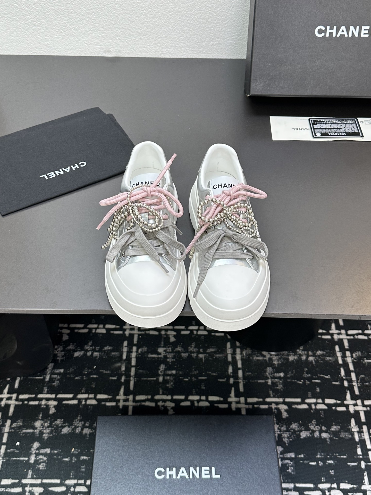 NO:265797,CHANEL 25s thick-soled pearl bow white shoes casual semi-slippers, lazy slippers, internet celebrity stars, perfectly blend fashion and comfort. The upper is simple and elegant, matched with exquisite pearls and lace shoelaces, and the details show the luxurious style. The thick-soled design extends the leg lines, whether it is matched with skirts or trousers, can easily enhance the sense of fashion. It is a trendy item that fashion experts cannot miss. Full-grain cowhide fabric, inner footbed imported sheepskin lining, pearls can be detached, original outsole, Size35-40 (size 40, no return or exchange), casual shoes/sports shoes, chanel, chanel, sneakers, slippers, skirts, cowhide, sheepskin19860909CHANEL香奈儿25s厚底珍珠蝴蝶结小白鞋休闲半拖鞋,懒人拖,网红明星同款 ,将时尚与舒适完美融合.鞋面简约大气,搭配精致珍珠与蕾丝鞋带,细节之处尽显奢华格调.厚底设计拉长腿部线条,无论是搭配裙装还是裤装,都能轻松提升时尚感,是时尚达人不容错过的潮流单品 面料全粒面牛皮 内里垫脚进口羊皮里 珍珠可拆卸 大底原版大底  Size35-40(40码不退换),休闲鞋/运动鞋,chanel,chanel,sneakers,slippers,skirts,cowhide,sheepskin,Women's Shoes