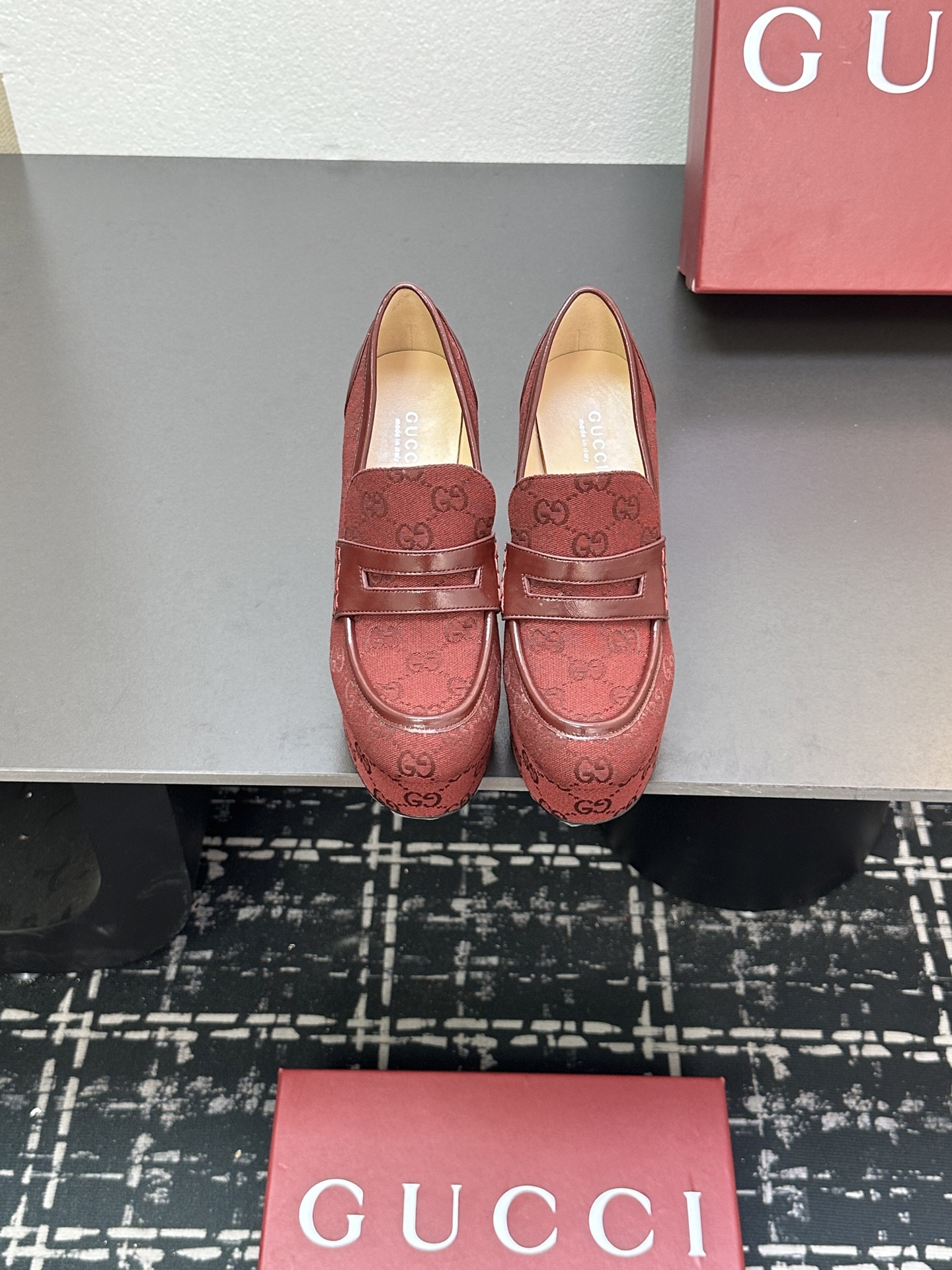 NO:264920,Gucci light-mouthed shoes, super high heels, loafers 2025 early autumn series new high heel round toe and thin heels horse hoof heels waterproof platform single shoes, bright Gucci horse hoof heels embellished with high-quality classic imported original fabric inner & footbed high-end sheepskin heel height 11cm, waterproof platform 4cm Italian leather outsole size 35-39 (40 41 custom made, no return), loafers, gucci, loafers, high heels, sheepskin, Leather soles19860909Gucci古奇浅口鞋超高跟鞋乐福鞋2025早秋系列新品高跟圆头细跟马蹄跟防水台单鞋,亮眼Gucci马蹄跟点缀高质感经典款 进口原版面料 内里&垫脚高端羊皮 跟高11cm,防水台4cm 意大利真皮大底 码数35-39（40 41 定做,不退换）,乐福鞋,gucci,loafers,high heels,sheepskin,Leather soles,Women's Shoes