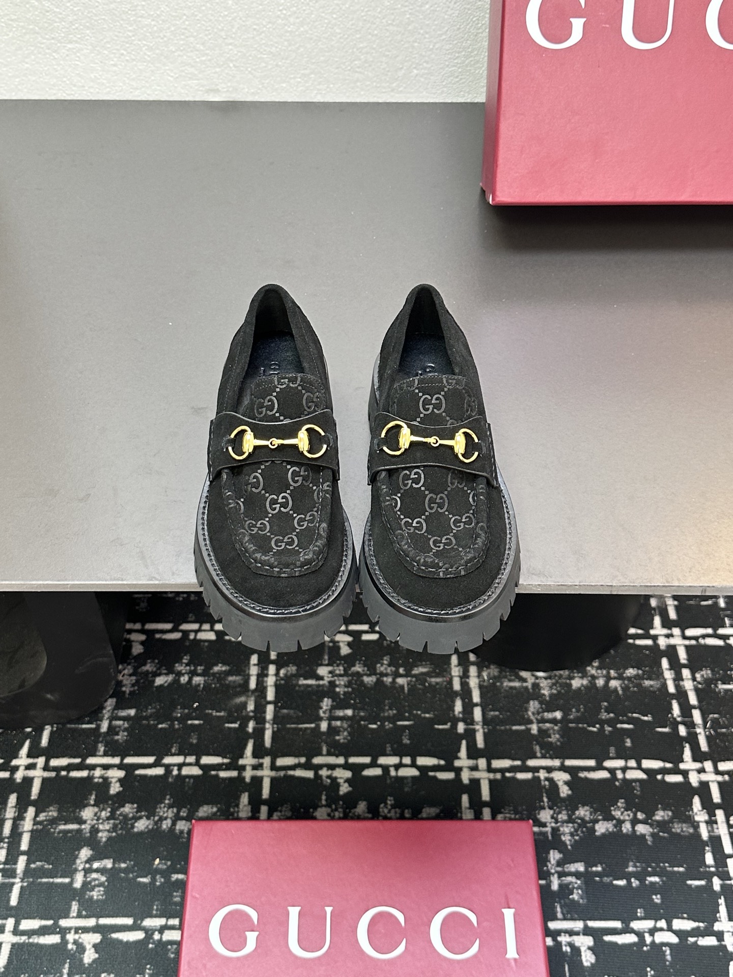 NO:264921,The same outfit on the show, Milan’s streets show their casual charm!  Summer girly GetGUCCI Guchi horse buckle thick-soled embossed loafers look thick and actually don’t have the actual product at all. However, the height increase of 4cm is really amazing!  Wear it well in summer~ You can mix and match any clothing at will in your daily life. It is invincible with mid-stockings, skirts and pants. The British style is really easy to control and has a thick bottom~ It is extremely friendly to small girls!  With the classic horse buckle, it is a pair of classic outdated existence. It can easily modify the legs on the feet and lengthen the leg lines. It is a versatile shoe style that is not picky or picky. It looks sweet and academic style!  Size 35-40 Gucci original box packaging accessories, loafers, gucci, loafers, skirts19860909大秀秀场同款穿搭,米兰街头尽显随性魅力！ 夏日少女感GetGUCCI 古奇马衔扣厚底压纹乐福鞋看上去厚重感其实实物完全不会,倒是增高4cm真的太绝了！夏天穿好好看～ 日常可以随心混搭任何服饰,搭配中筒袜配裙子裤子都是无敌美的英伦风学院风真的随便拿捏而且是厚底的～对于小个子女生更是极致的友好！配上经典的马衔扣又是一个双经典不过时的存在上脚轻松修饰腿型拉长腿部线条,属于百搭不挑人不挑风格的鞋型,单看就有种甜美学院风的味道！ Size 35-40 Gucci原盒包装配件,乐福鞋,gucci,loafers,skirts,Women's Shoes