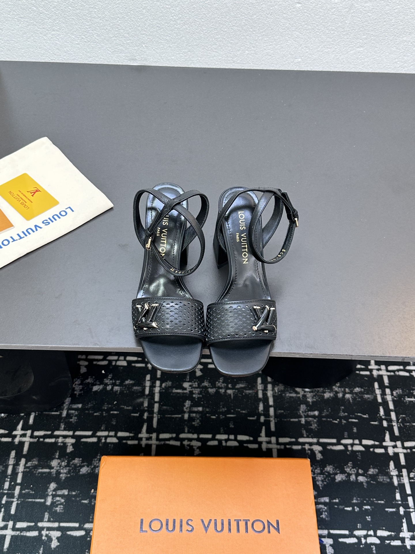 NO:264919,P Top version LV | Louis Vuitton 2025 early spring new style, medieval sandals, the counter is the latest style, empty sandals on hard goods, purchasing level!  Full of high-end feeling!  A popular model from domestic and foreign bloggers, retro and fashionable, beautiful!  Official website main model★ Original patent leather/cowhide/presby flower upper imported sheepskin lining outsole original Italian leather outsole heel height 5.5cm-9.5cm (order note) Shoe size: 35-39 (customized for 40, 41, 42, no return or exchange), high heels sandals, louis vuitton, louis vuitton, sandals, high heels, cowhide, sheepskin, Leather soles19860909P 顶级版本LV | 路易威登   2025早春新款 中古风凉鞋 专柜主打最新款 后空凉鞋硬货上 代购级别！高级感十足！国内外博主刷爆的一款,复古又时髦上脚美炸了！官网主推款★ 鞋面原版漆皮/牛皮/老花 内里进口羊皮里 大底原版意大利真皮大底 跟高5.5cm-9.5cm（下单备注） 鞋码: 35-39（40、41、42定制不退换）,高跟鞋凉鞋,louis vuitton,louis vuitton,sandals,high heels,cowhide,sheepskin,Leather soles,Women's Shoes