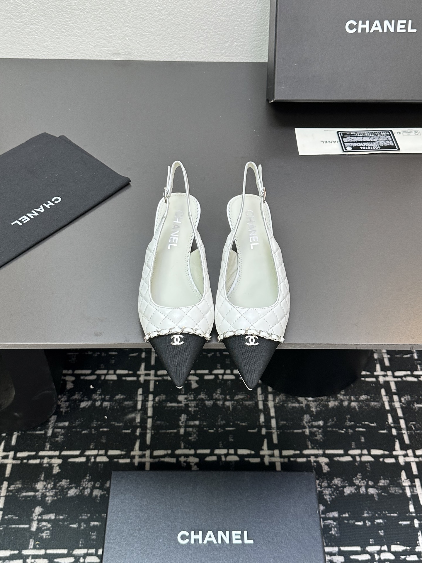 NO:265791,Chanel~~Chanel Xiaoxiangfeng 2025 new low-heel spliced ​​women's shoes pointed toe chain empty sandals, classic and versatile, catwalk grass style, little red book master check-in style, super good mid-heel sandals... Mary Zhen's retro style is really beautiful and comfortable, it's really too ladylike, full sheepskin spliced ​​fabric full sheepskin inner 4.5cm low heel. Genuine leather big sole small pointed toe design 35-39 (40.41 standard size) Original packaging, sandals, chanel, chanel, sandals, mary jane, sheepskin, Leather soles19860909chanel~~香奈儿小香风2025新款低跟拼接女鞋尖头链条后空凉鞋,经典百搭,T台秀种草款,小红书达人打卡款,超级受棒的一款中跟凉鞋……玛丽珍复古风真的是好看又舒适,真的太淑女啦, 全羊皮拼接面料全羊皮内里4.5cm低跟.真皮大底小尖头设计 35—39（40.41定正码） 原版包装,凉鞋,chanel,chanel,sandals,mary jane,sheepskin,Leather soles,Women's Shoes