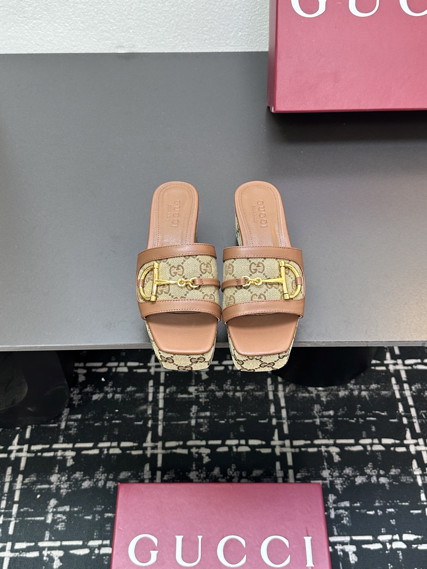 NO:264918,2025 new model Gucci Gucci classic D-shaped buckle horse-biting presbyopia thick-soled slippers, retro and fashionable and very versatile. It looks good when worn with various socks. It becomes long legs in seconds. Thick-soled shoes make you look slim and tall. It is super proportional~ The upper is imported cowhide/special fabric. The inner foot pads are all made of sheepskin material. Italian imported cowhide outsole. Front height 3.5cm and rear height 6.5cm Size35-39 (customized on 40/41), slippers, gucci, gucci, slippers, cowhide, sheepskin, socks198609092025新款 Gucci古奇古驰经典D字扣马衔扣老花厚底松糕底拖鞋 复古又时髦而且很还百搭 搭配各种袜子穿都好看 秒变大长腿 厚底鞋 显瘦显高 超显比例的哦～ 鞋面采用进口牛皮/特殊布料 内里垫脚均为羊皮材质 意大利进口牛皮大底 前高3.5cm 后高6.5cm Size35-39（40/41定制）,拖鞋,gucci,gucci,slippers,cowhide,sheepskin,socks,Women's Shoes