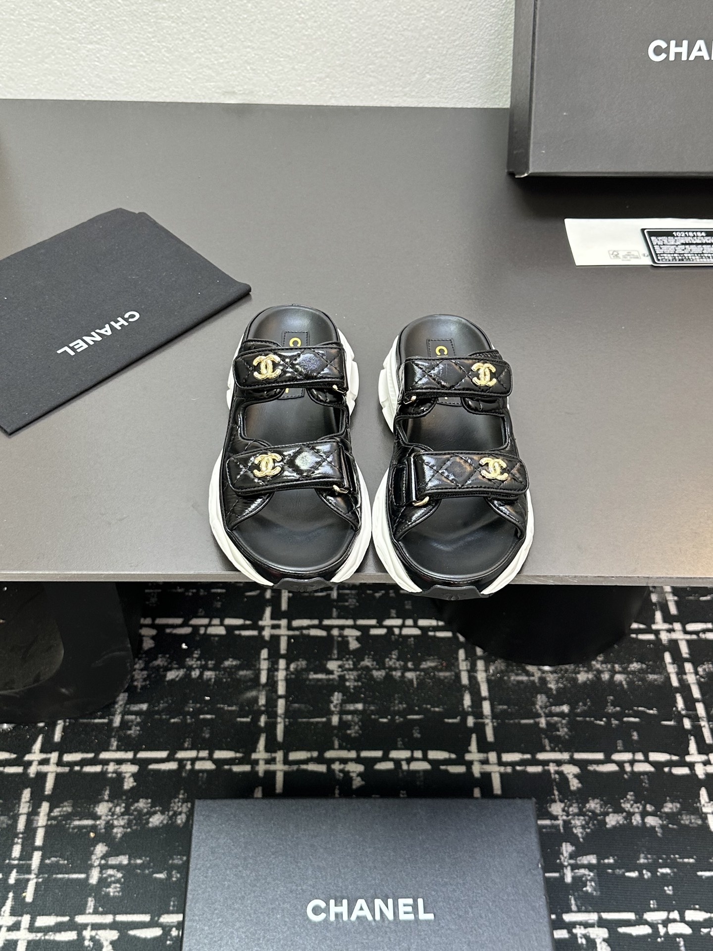 NO:265785,The latest fabrics for spring and summer 2025 - the main promotion of Velcro beach sandals new color series ★★★★★ Many celebrities are here to watch, a versatile series that domestic and foreign bloggers are popular, a must-have for spring and summer wardrobe matching, the first choice for sandals. Upper imported super soft sheepskin inner lining: imported crystal sheepskin inner lining, large sole mold custom tpu Shoe size: 35-39 (40, 41, custom made without return) Delivery luxury latest counter synchronous packaging P, sandals, sandals, sheepskin198609092025春夏最新面料——主推魔术贴沙滩凉鞋新色系列上新 ★★★★★ 众多明星网红上脚,国内外博主刷爆的一个百搭系列,春夏衣橱搭配必备 凉鞋首选. 鞋面进口超柔羊皮  内里: 进口水晶羊皮内里 大底开模定制tpu 鞋码: 35-39（40、41、定做不退换） 配送豪华最新专柜同步包装 P,凉鞋,sandals,sheepskin,Women's Shoes