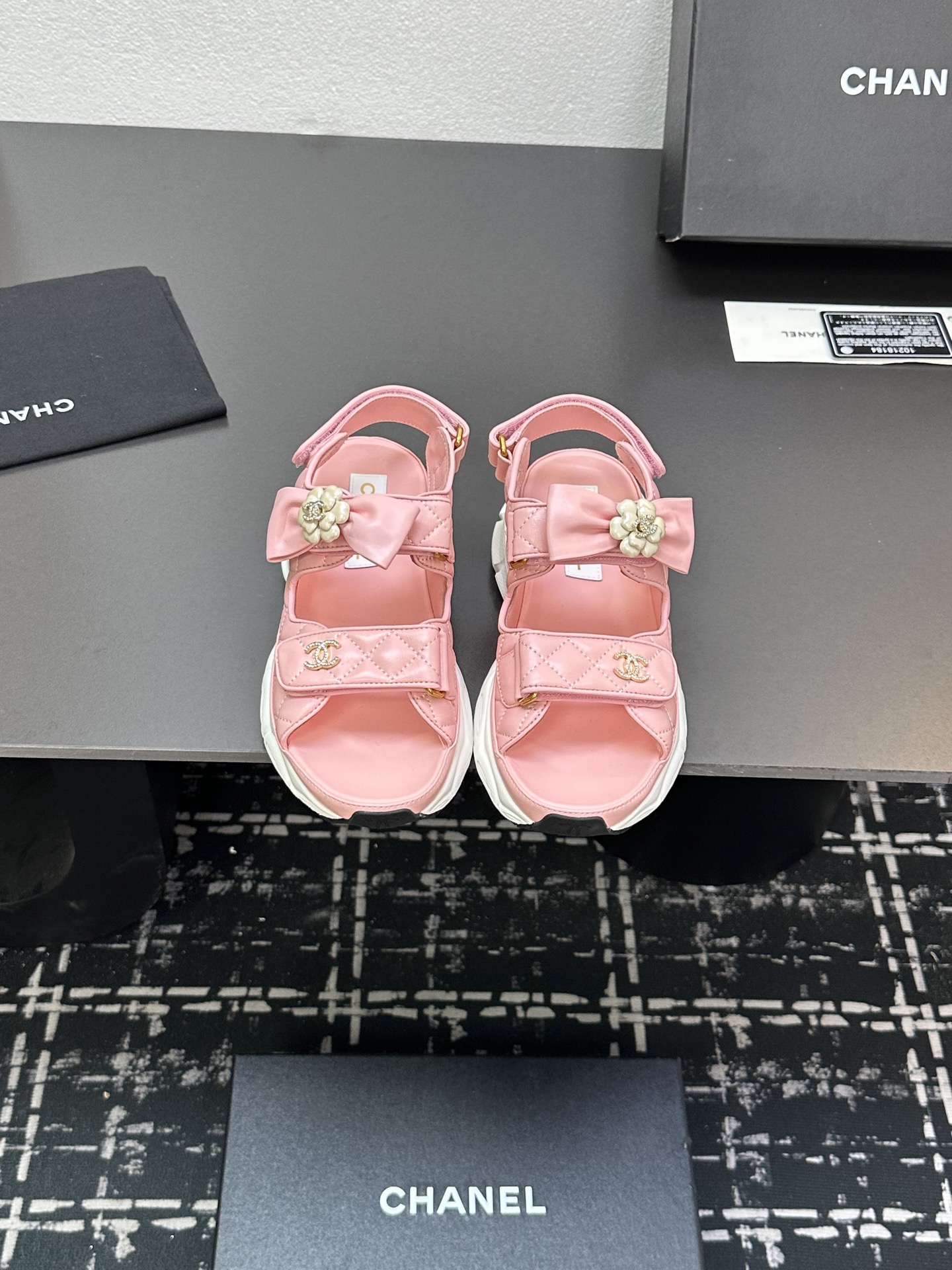 NO:265788,The latest fabrics in spring and summer - the main promotion of Velcro beach sandals new color series ★★★★★★ Many celebrities are here to watch, a versatile series that domestic and foreign bloggers are popular, a must-have for spring and summer wardrobe matching, the first choice for sandals. Upper imported super soft sheepskin (silk) inner lining: imported crystal sheepskin inner lining, large sole mold custom tpu Shoe size: 35-39 (40, 41, custom made without return) Delivery latest luxury counter synchronous packaging Cloth leather, sandals, sandals, sheepskin, silk fabric19860909春夏最新面料——主推魔术贴沙滩凉鞋新色系列上新 ★★★★★ 众多明星网红上脚,国内外博主刷爆的一个百搭系列,春夏衣橱搭配必备 凉鞋首选. 鞋面进口超柔羊皮（绸缎）  内里: 进口水晶羊皮内里 大底开模定制tpu 鞋码: 35-39（40、41、定做不退换） 配送豪华最新专柜同步包装 布皮,凉鞋,sandals,sheepskin,silk fabric,Women's Shoes