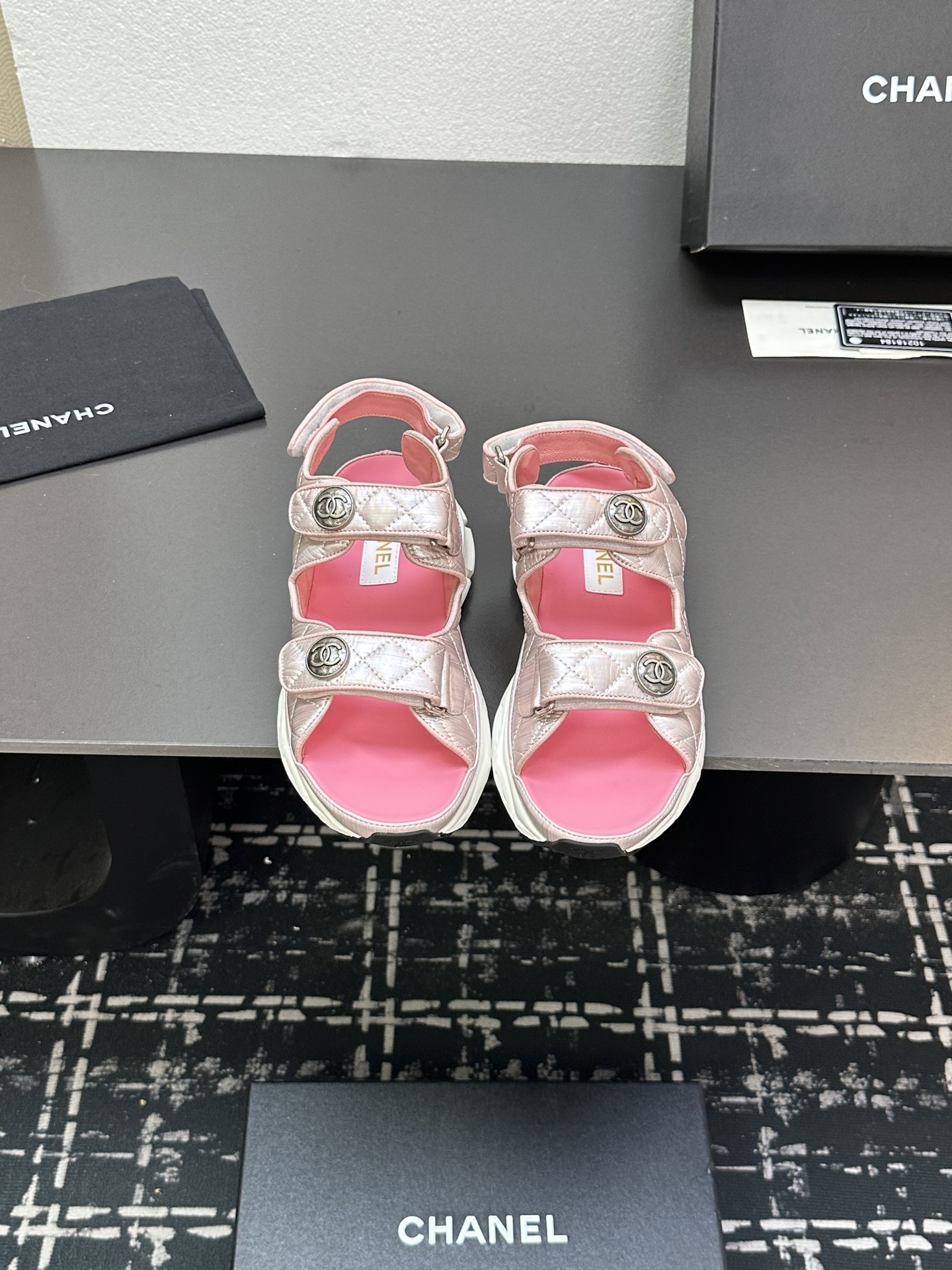 NO:265912,The latest fabrics in spring and summer - the main promotion of Velcro beach sandals new color series ★★★★★★ Many celebrities are here to watch, a versatile series that domestic and foreign bloggers are popular, a must-have for spring and summer wardrobe matching, the first choice for sandals. Upper imported super soft sheepskin (silk) inner lining: imported crystal sheepskin inner lining, large sole mold custom tpu Shoe size: 35-39 (40, 41, custom made without return) Delivery latest luxury counter synchronous packaging Cloth leather, sandals, sandals, sheepskin, silk fabric19860909春夏最新面料——主推魔术贴沙滩凉鞋新色系列上新 ★★★★★ 众多明星网红上脚,国内外博主刷爆的一个百搭系列,春夏衣橱搭配必备 凉鞋首选. 鞋面进口超柔羊皮（绸缎）  内里: 进口水晶羊皮内里 大底开模定制tpu 鞋码: 35-39（40、41、定做不退换） 配送豪华最新专柜同步包装 布皮,凉鞋,sandals,sheepskin,silk fabric,Women's Shoes