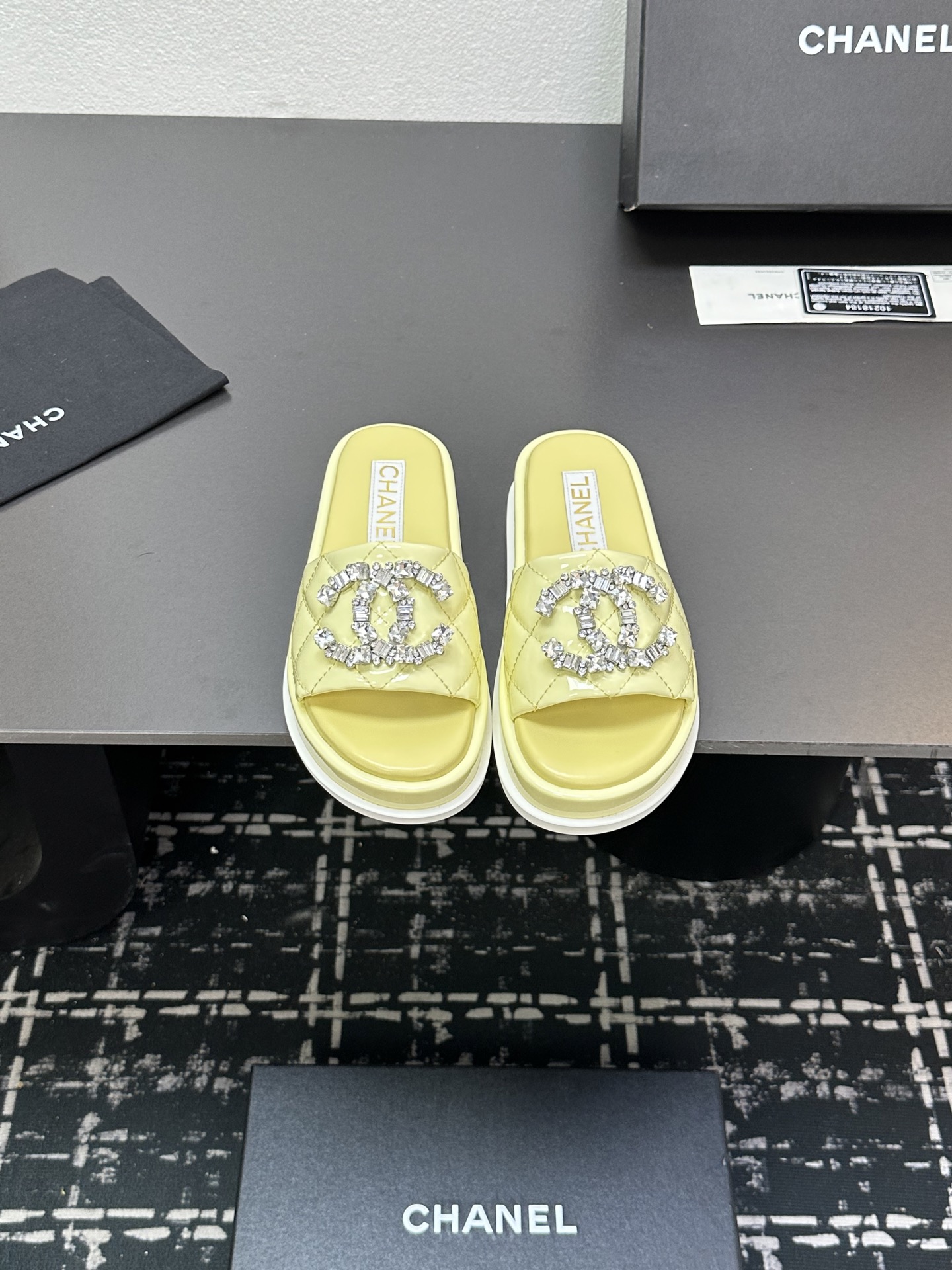 NO:265904,2025ss CHANEL Candy Color Flat-Soled Diamond Thick-Soled Slippers are coming. Colorful colors such as playful pink, fresh blue, vibrant yellow, etc., full of youthful vitality, and easily illuminate the outfit. The iconic double C logo is inlaid with shining rhinestones, luxurious style, and full of high-quality materials to create a comfortable foot feel. Whether it is walking on the street or vacation and leisure, it can add unique charm to you, help you become the focus of fashion, and make every step look unique. 35-39. (40.41 fixed), slippers, chanel, chanel, slippers198609092025ss CHANEL香奈儿糖果色彩色平底钻厚底扣拖鞋来袭.缤纷色彩如俏皮粉色、清新蓝色、活力黄色等,洋溢着青春活力,轻松点亮穿搭.标志性双C logo 镶嵌闪耀水钻,奢华格调拉满.优质材质打造,脚感舒适.无论是漫步街头,还是度假休闲,它都能为你增添独特魅力,助你成为时尚焦点,让每一步都踏出别样风采.35-39.（40.41定）,拖鞋,chanel,chanel,slippers,Women's Shoes