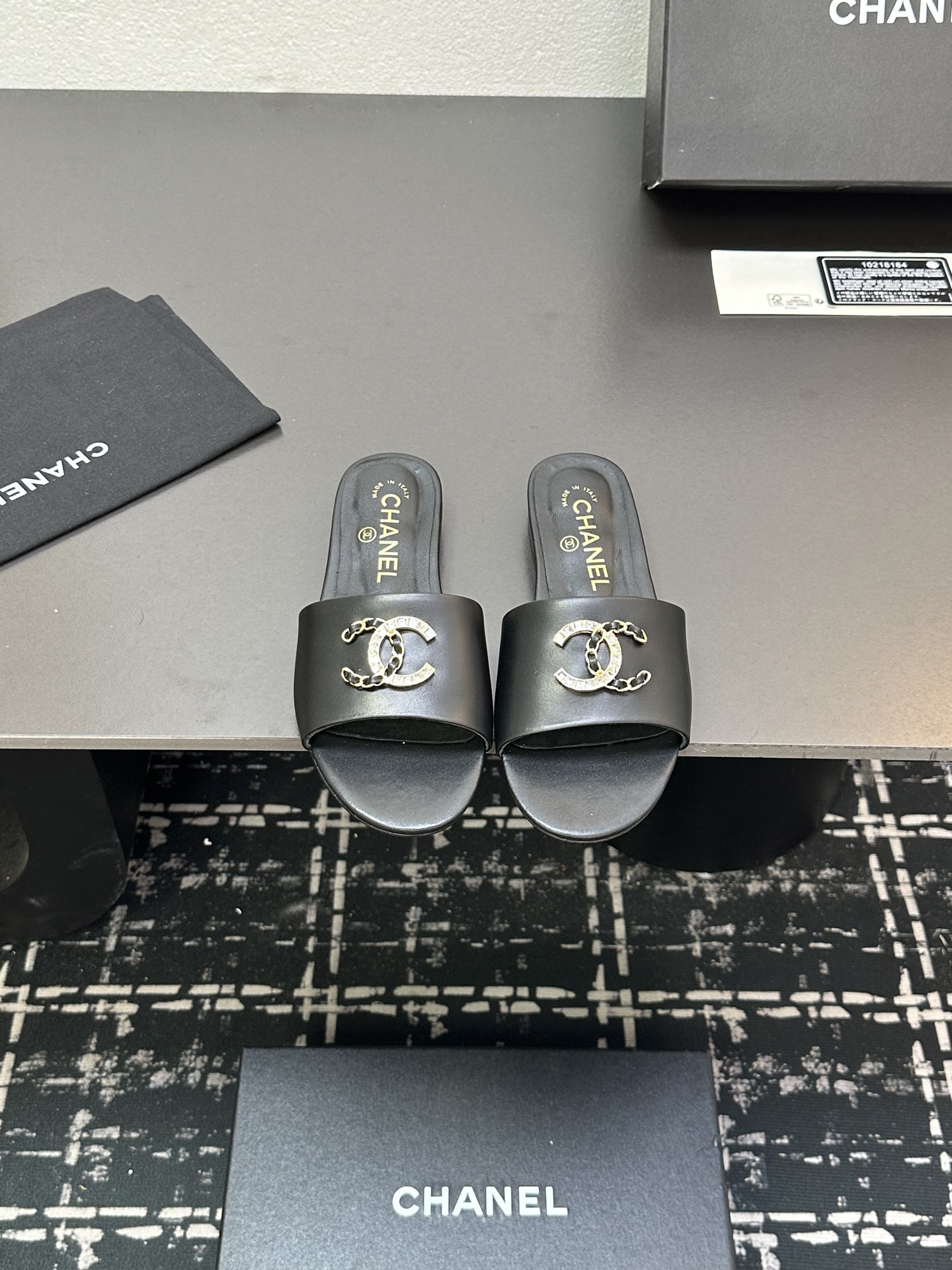 NO:265907,P Xiaoxiang 25/A Spring and Summer Small Shoes Counter Quality One of the must-have classics every year!  Design More highlight and taste~ All materials are customized according to the original version!  Buy genuine products to develop. Universal and versatile artifact, summer beach, durable model. Fabric imported cowhide, soft and delicate texture, imported sheepskin inside, outsole, Italian thickened leather outsole, size 35-40 (customized for 40, 41), slippers, slippers, cowhide, sheepskin, Leather soles19860909P 小香25/A春夏 小单鞋 专柜品质 每年必入的经典款之一！设计 更加彰显和品味～所有材质都根据原版定制！购入正品开发.万能百搭神器,夏日沙滩,耐造款. 面料 进口牛皮,质感柔软细腻 内里进口羊皮 大底意大利加厚真皮大底 码数35-40（40、41定做）,拖鞋,slippers,cowhide,sheepskin,Leather soles,Women's Shoes