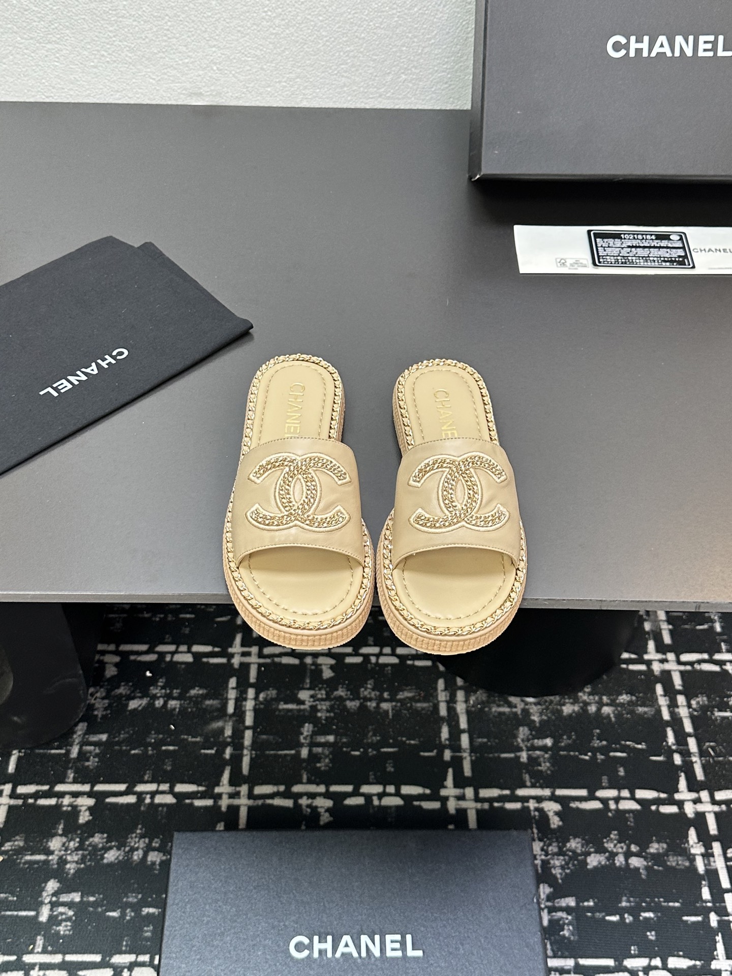 NO:265909,25Fw spring and summer new Chanel small fragrance chain ring edge double C letter button sandal flat slippers Xiangjia’s iconic leather-wearing chain design is used on the foot pad edge, paired with classic diamond elements to cover the upper foot pad!  Extremely exquisite and literary, it is difficult to find the reason for not loving it. Easy to wander in commuting and leisure occasions, be a casual and fashionable and elegant woman~ Upper sheepskin, inner footbed sheepskin, original rubber outsole, size 35-39 (40.41 custom made without return), slippers, chanel, chanel, slippers, sheepskin1986090925Fw春夏新款Chanel小香链条圈边双C字母扣凉平底拖鞋 香家标志性的穿皮链条设计应用在垫脚圈边,配上经典菱格元素覆盖鞋面 垫脚！格外精致又文艺,很难找出不爱的理由.轻松游走于通勤和休闲场合 做个漫不经心的时髦优雅女子～ 鞋面羊皮 内里垫脚羊皮 鞋底原版橡胶大底 码数35-39（40.41定做不退换）,拖鞋,chanel,chanel,slippers,sheepskin,Women's Shoes