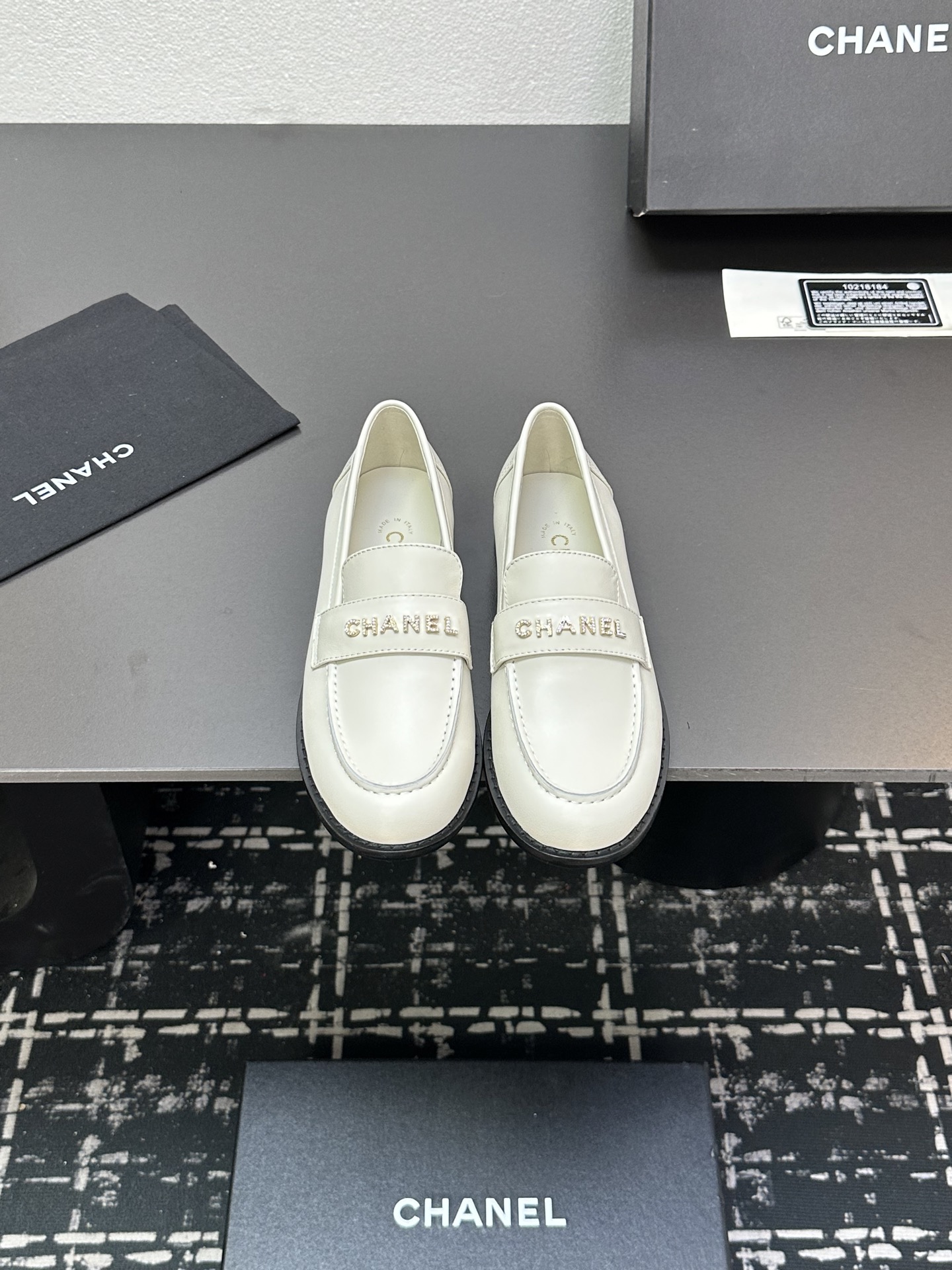 NO:265782,P half-touch single shoes. The new spring Chanel small scented diamond buckle letter mark Love lazy half-slippers, which can be worn all year round. No matter when you take it out, it is very high-end and attractive. Shopping and attracting attention!  Easy to wander in commuting and casual occasions, be a casual and fashionable and elegant woman~ Cowhide/butter, inner lambskin, sole Italian leather outsole, size 35-39 (40/41 custom-made, non-return and exchange), loafers semi-trailer, chanel, chanel, loafers, slippers, cowhide, sheepskin, Leather soles19860909p半拖单鞋 春季新款Chanel香奈儿小香钻扣字母标乐福懒人半拖鞋,一年四季皆可穿 不管什么时候拿出来搭配都贼高级耐看 逛街压马路赚足眼球！轻松游走于通勤和休闲场合 做个漫不经心的时髦优雅女子～ 鞋面牛皮/牛油 内里小羊皮 鞋底意大利真皮大底 码数35-39（40/41定制不退换）,乐福鞋半拖,chanel,chanel,loafers,slippers,cowhide,sheepskin,Leather soles,Women's Shoes