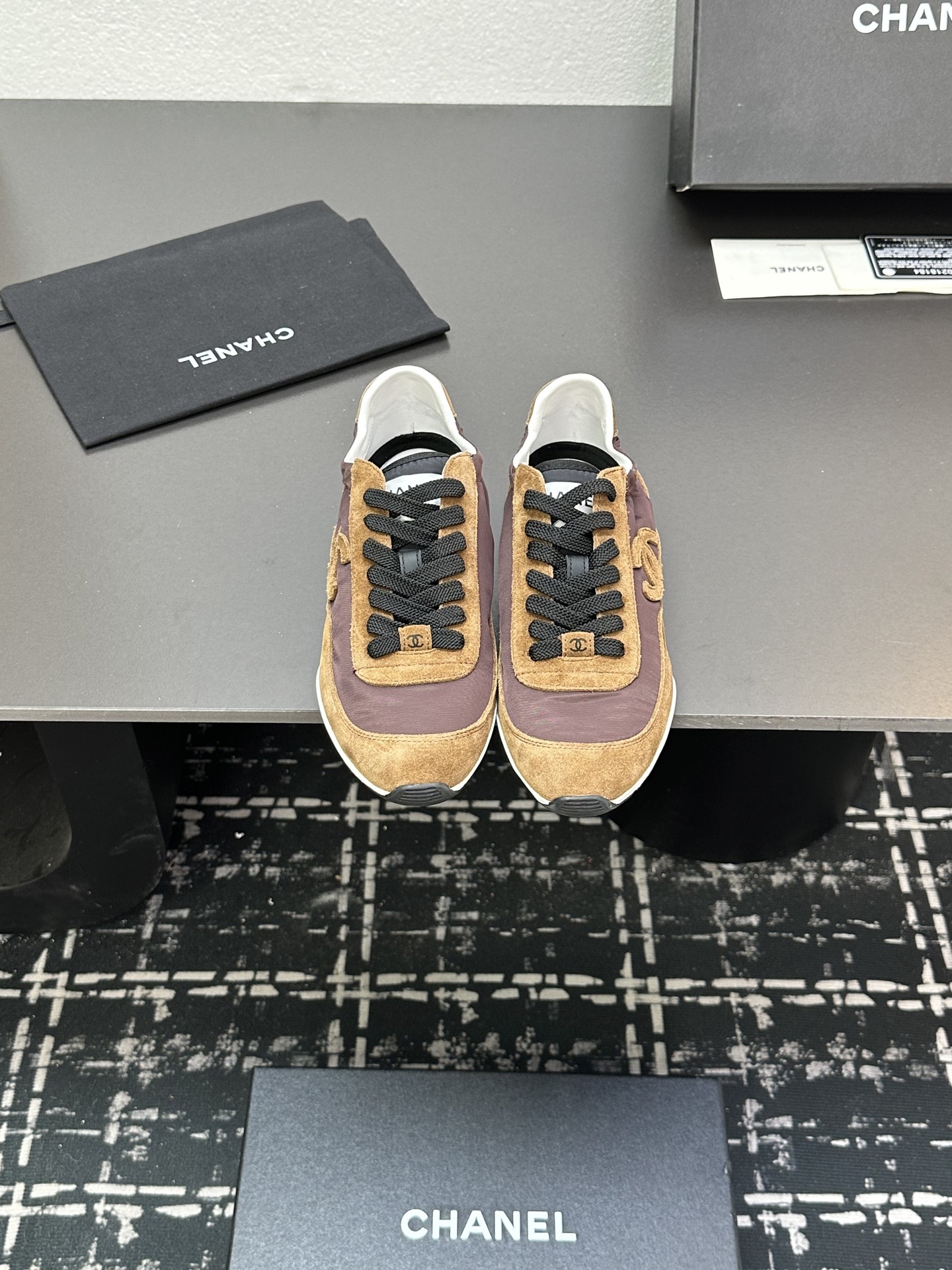 NO:265779,CHANE small fragrance thick-soled panda shoes sneakers Chanel ss popular panda shoes color matching thick-soled casual sports shoes shoes counter synchronization counter is very popular, a very difficult to buy shoe The most popular thick-soled panda shoes on the whole network, you can imagine that the small fragrance control cannot be missed, appearance and comfort coexist Simple and versatile white shoes Thick sole height enhancement is super versatile, whoever wears it in close eyes looks good, upper calfskin velvet inner counter original network, outsole TPU original outsole Size: 35-40 (40 41 custom made, casual shoes/sports shoes, chanel, chanel, sneakers, cowhide19860909CHANE小香厚底熊猫板鞋运动鞋 香奈儿ss火爆熊猫鞋配色厚底休闲运动鞋板鞋  专柜同步 专柜非常火爆 非常难买的一款鞋 全网最火的厚底熊猫鞋 可想而知小香控不可错过的 颜值与舒适并存的 简约百搭小白鞋 厚底增高超级百搭,闭眼入谁穿谁好看  鞋面小牛皮牛绒 内里专柜原版网里 大底TPU原版大底 码数:35-40（40 41定做,休闲鞋/运动鞋,chanel,chanel,sneakers,cowhide,Women's Shoes