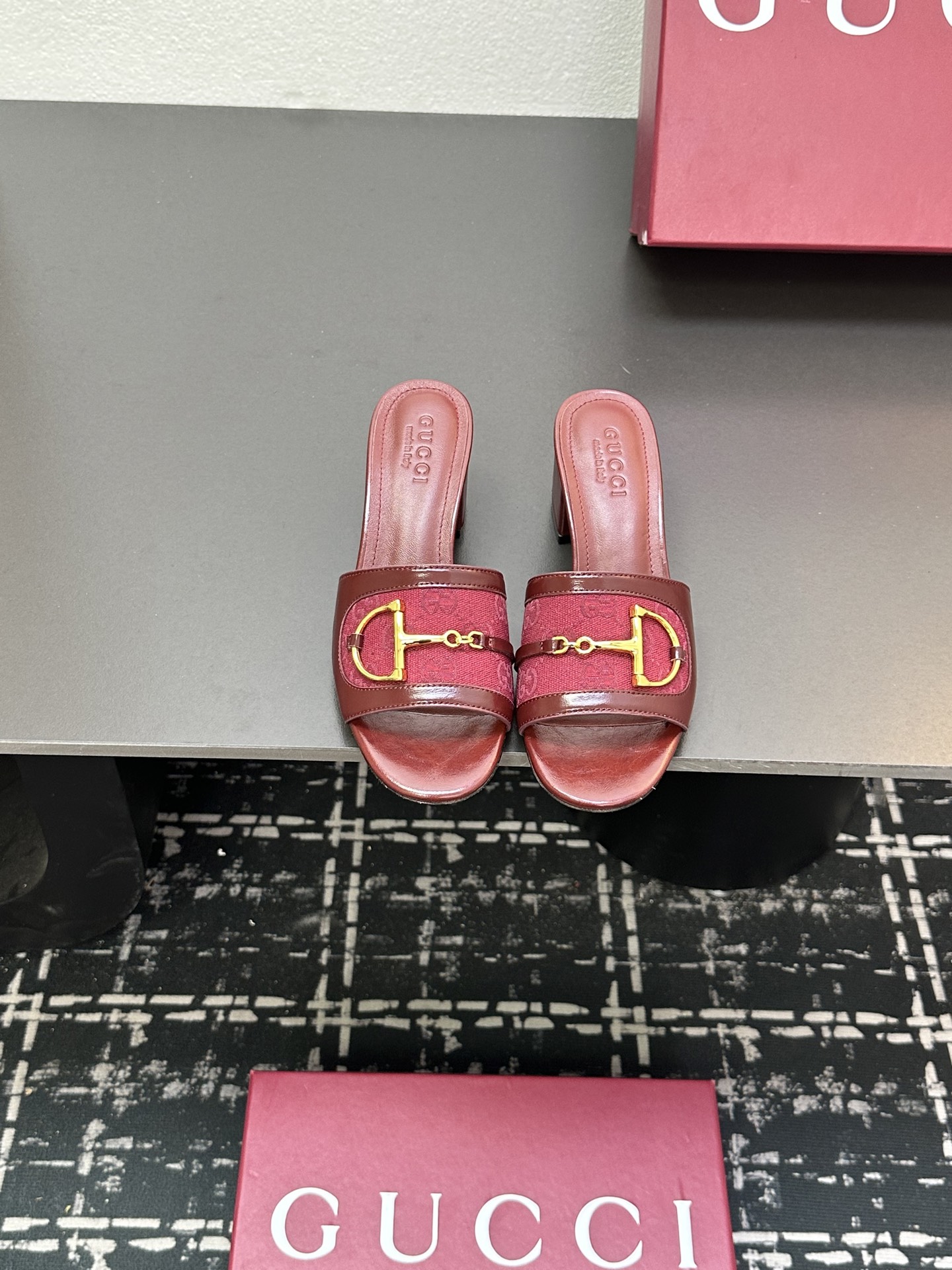 NO:265918,2025 new model Gucci Gucci classic D-shaped buckle horse-biting presbyopia thick-heeled square-heeled slippers retro and fashionable and very versatile. It looks good when worn with various socks. It becomes long legs in seconds. Thick-soled shoes make it look slim and tall. It is super proportional~ The upper is imported cowhide/special fabric. The inner foot pads are all made of sheepskin material. Italian imported cowhide outsole. Heel height is 6cm Size35-39 (customized by 40/41), slippers, gucci, gucci, slippers, cowhide, sheepskin, socks198609092025新款 Gucci古奇古驰经典D字扣马衔扣老花粗跟方跟拼接拖鞋 复古又时髦而且很还百搭 搭配各种袜子穿都好看 秒变大长腿 厚底鞋 显瘦显高 超显比例的哦～ 鞋面采用进口牛皮/特殊布料 内里垫脚均为羊皮材质 意大利进口牛皮大底 跟高6cm Size35-39（40/41定制）,拖鞋,gucci,gucci,slippers,cowhide,sheepskin,socks,Women's Shoes