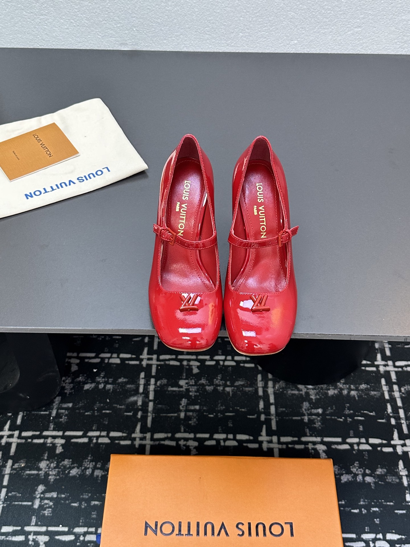 NO:265915,Top version LV | Louis Vuitton 2025 early spring new style, medieval sandals, the counter is the latest style, the rear empty sandals are on the newest, and the purchasing level is!  Full of high-end feeling!  A popular model from domestic and foreign bloggers, retro and fashionable, beautiful!  Official website main model★ Original patent leather/cowhide/presby flower upper imported sheepskin lining outsole original Italian leather outsole heel height 3.5-5.5cm-9.5cm (order note) Shoe size: 35-39 (customized for 40, 41, 42, no return or exchange), sandals, louis vuitton, louis vuitton, sandals, cowhide, sheepskin, Leather soles19860909顶级版本LV | 路易威登   2025早春新款 中古风凉鞋 专柜主打最新款 后空凉鞋硬货上新 代购级别！高级感十足！国内外博主刷爆的一款,复古又时髦上脚美炸了！官网主推款★ 鞋面原版漆皮/牛皮/老花 内里进口羊皮里 大底原版意大利真皮大底 跟高3.5-5.5cm-9.5cm（下单备注） 鞋码: 35-39（40、41、42定制不退换）,凉鞋,louis vuitton,louis vuitton,sandals,cowhide,sheepskin,Leather soles,Women's Shoes