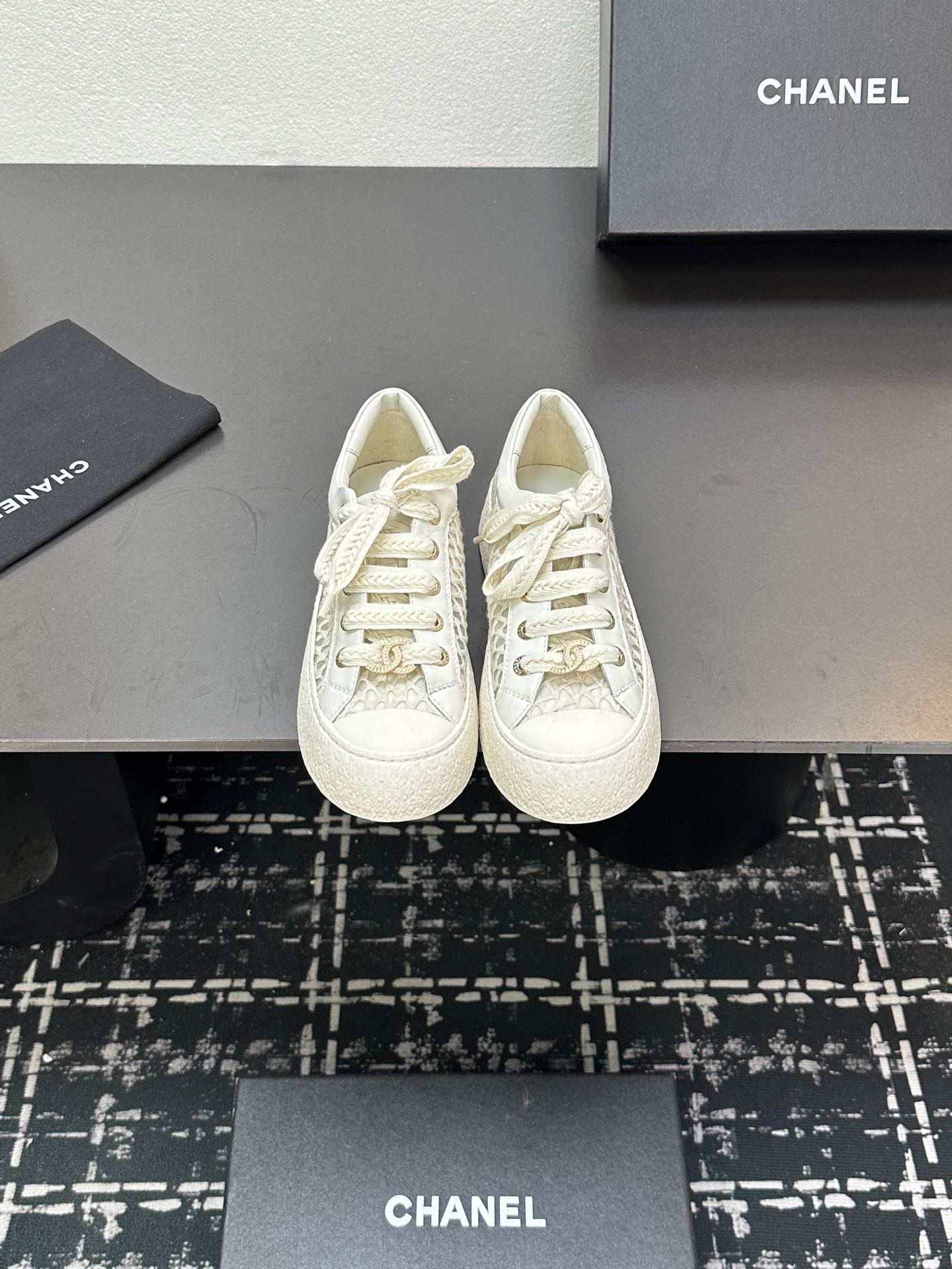 NO:388518,Chanel Chanel summer 25s new lace mesh shoes sports and casual shoes shoes biscuit shoes small white shoes fabric inner lace mesh + cowhide sole TPU sole counter packaging box Size: women's size 35-40 (40 size custom made without return or exchange), casual shoes/sports shoes, chanel, chanel, sneakers, cowhide19860909Chanel 香奈儿夏季25s新款蕾丝网面网鞋运动休闲鞋板鞋饼干鞋小白鞋 面料内里蕾丝网面+牛皮 鞋底TPU大底 专柜包装盒 Size:女码35－40（40码订做不退换）,休闲鞋/运动鞋,chanel,chanel,sneakers,cowhide,Women's Shoes