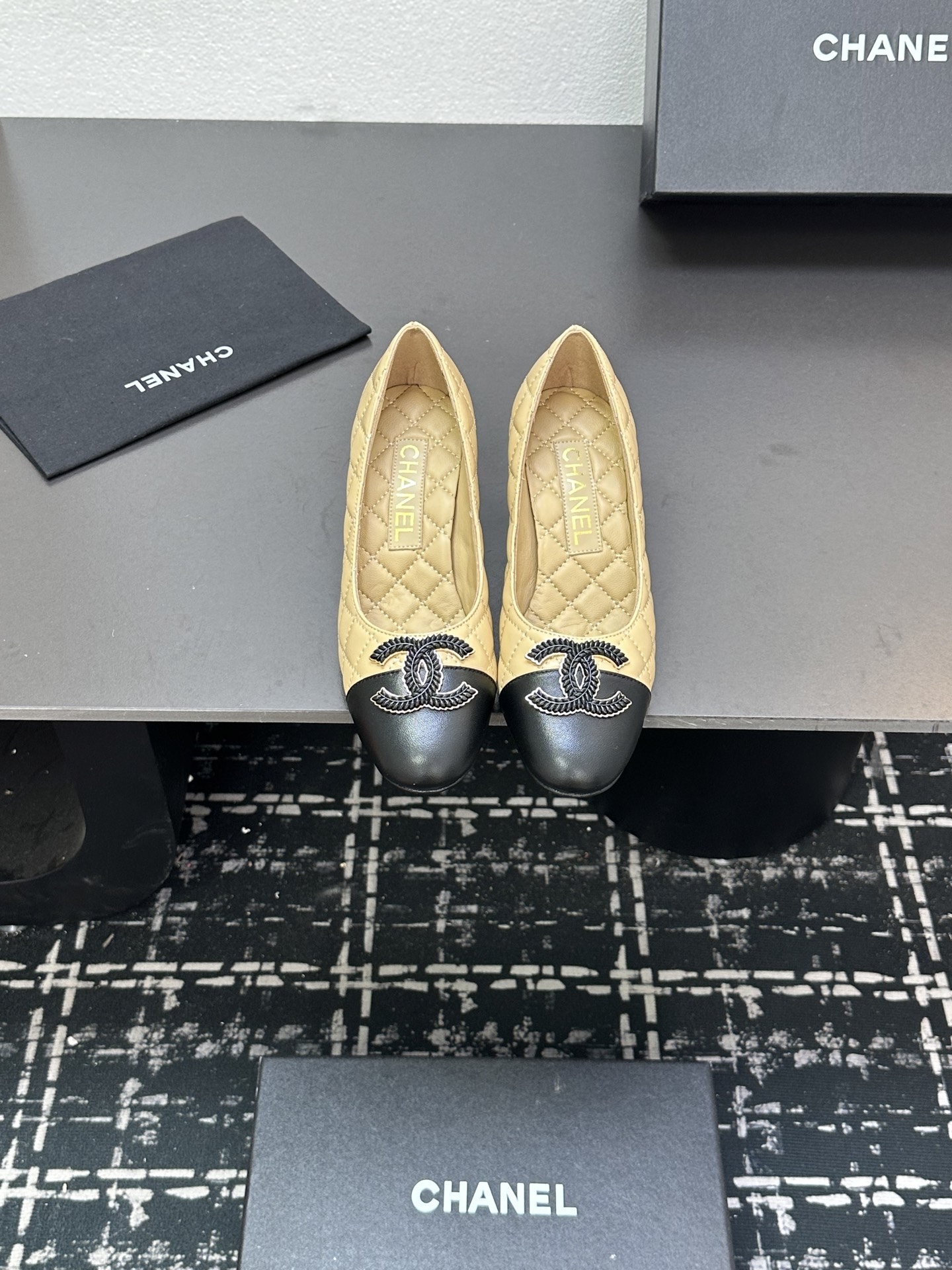 NO:388514,CHANE*｜Xiaoxiang 24B new product, diamond-shaped large pair of C thick heel shoes!  The upper is made of imported lambskin, the inner tiptoe is all silk lambskin, imported Italian cowhide, size35-39 (customized by 40/41), single shoes, chanel, cowhide, sheepskin19860909CHANE*｜小香24B新品 菱格大双C粗跟单鞋！ 鞋面采用进口小羊皮 内里踮脚均为丝绸羊皮 意大利进口牛皮大底 size35-39（40/41定制）,单鞋,chanel,cowhide,sheepskin,Women's Shoes