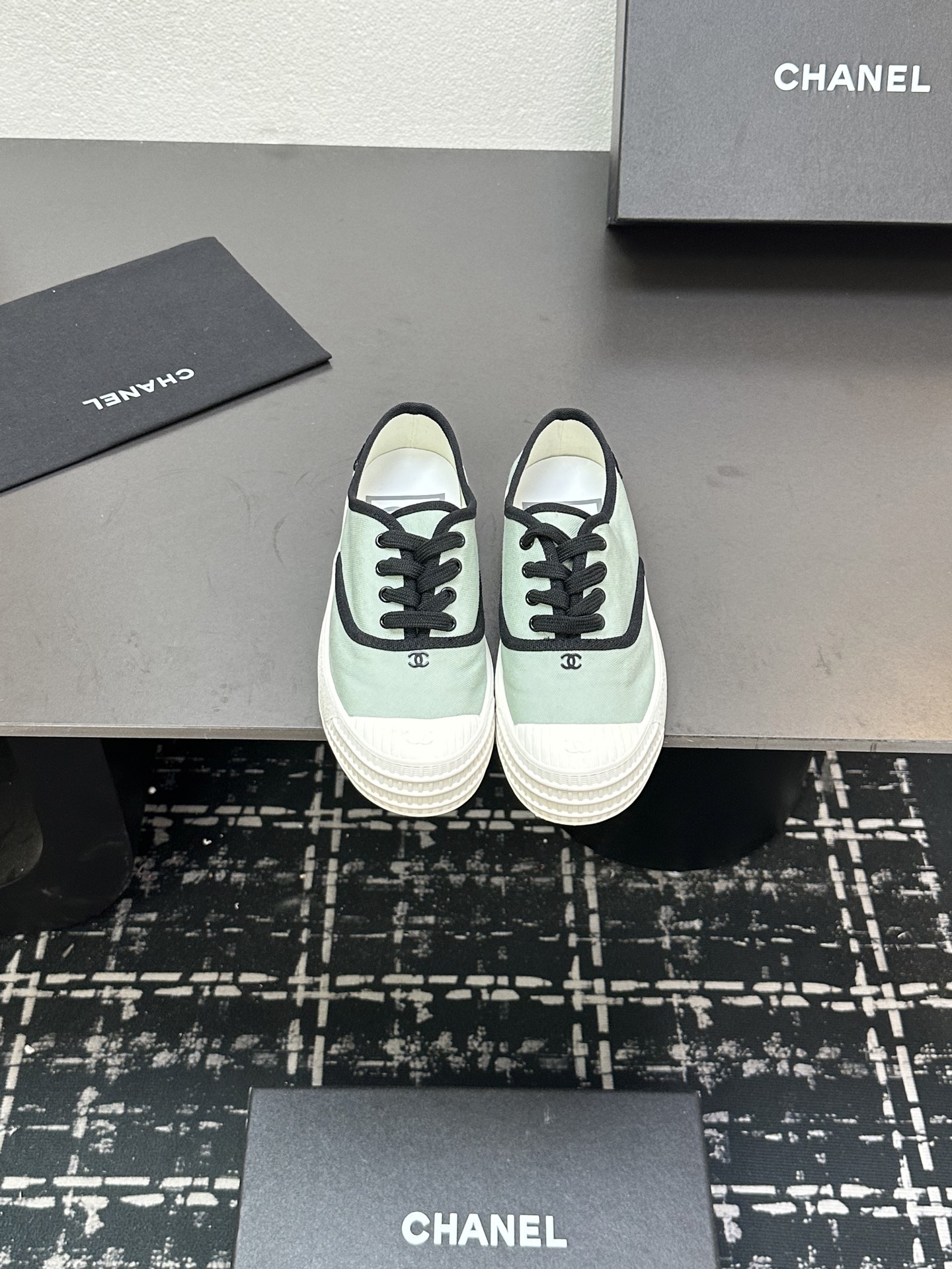 NO:388012,Chanel Chanel Panda Shoes!  Top casual sneakers for the 2025 counter This classic design; the sole is fashionable and sporty; it is an extraordinary variety of color matching elements... The diversified mix and match is very beautiful and versatile, casual, fashionable, sports, and outdoors can be taken into account... Go material The upper is made of original denim The inner is made of original sheepli + net Outsole based on the original TPU combination sole The counter is made of high-quality packaging for women 35–41, casual shoes/sports shoes, chanel, chanel, sneakers19860909Chanel香奈儿熊猫鞋！2025专柜顶级休闲款运动鞋 这款经典设计；大底却时尚运动；不平凡的拥入了多种配色元素…… 多元化混搭非常好看百搭,休闲,时尚,运动,户外都能兼顾…… Go 材料 鞋面采用 原版牛仔布 内里采用 原版羊里+网 大底根据 原版TPU组合大底 专柜精品包装全套女35–41,休闲鞋/运动鞋,chanel,chanel,sneakers,Women's Shoes