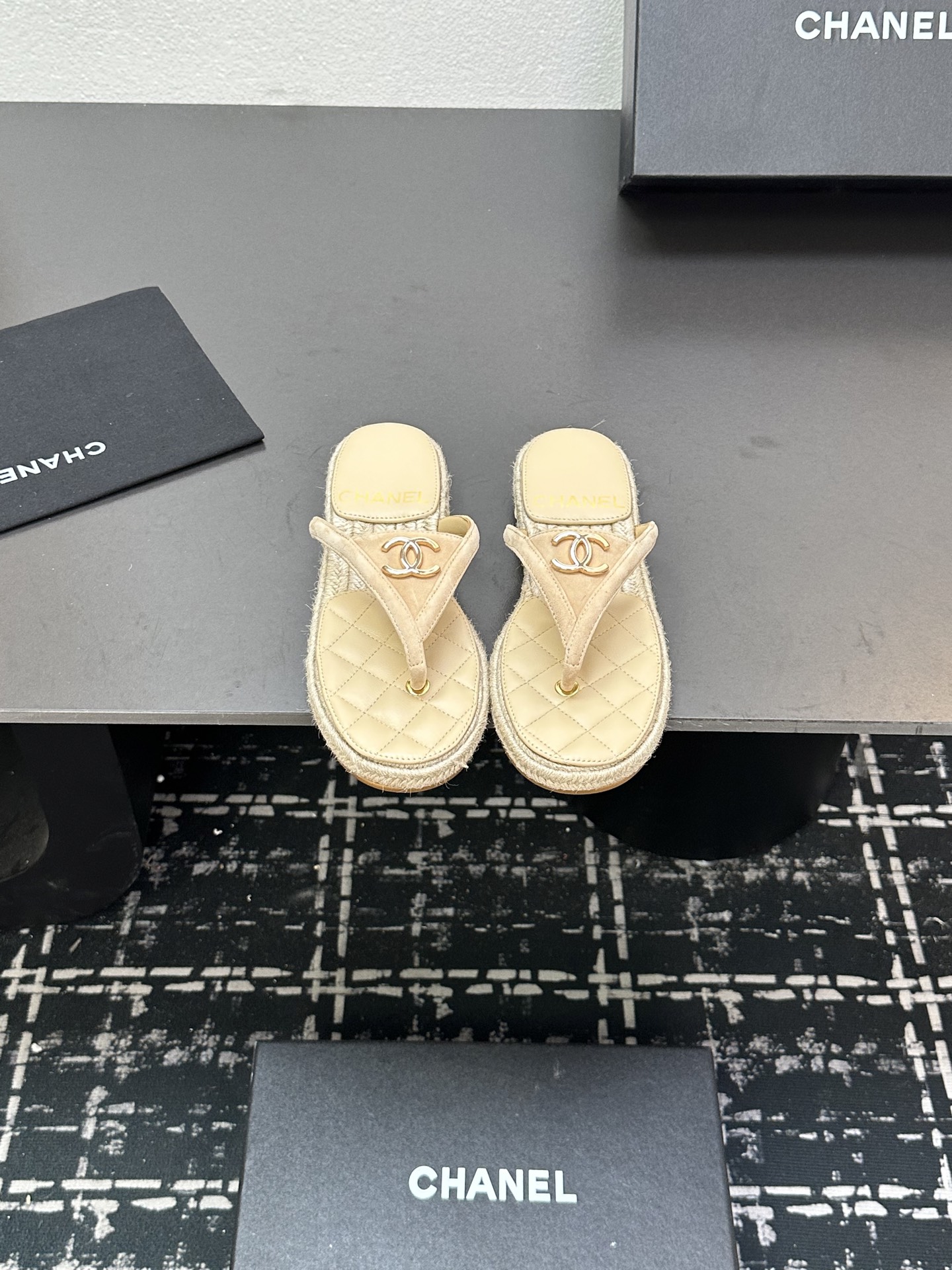 NO:388004,2025★★★★★★ Many celebrities are here to watch, a versatile series that domestic and foreign bloggers are popular with, a must-have for spring and summer wardrobe matching, the first choice for sandals. Diamond design exclusive to Xiangjia, upper sheepskin, inner lining: imported crystal sheepskin, original mold-open custom rubber sole, shoe size: 35-39 (40, 41, customized, non-return and exchange) Delivery luxury latest counter synchronous packaging, split-toe shoes, chanel, sheepskin198609092025★★★★★ 众多明星网红上脚,国内外博主刷爆的一个百搭系列,春夏衣橱搭配必备 凉拖首选.菱格设计香家专属 鞋面羊皮  内里: 进口水晶羊皮内里 大底原版开模定制橡胶大底 鞋码: 35-39（40、41、定做不退换） 配送豪华最新专柜同步包装,分趾鞋,chanel,sheepskin,Women's Shoes