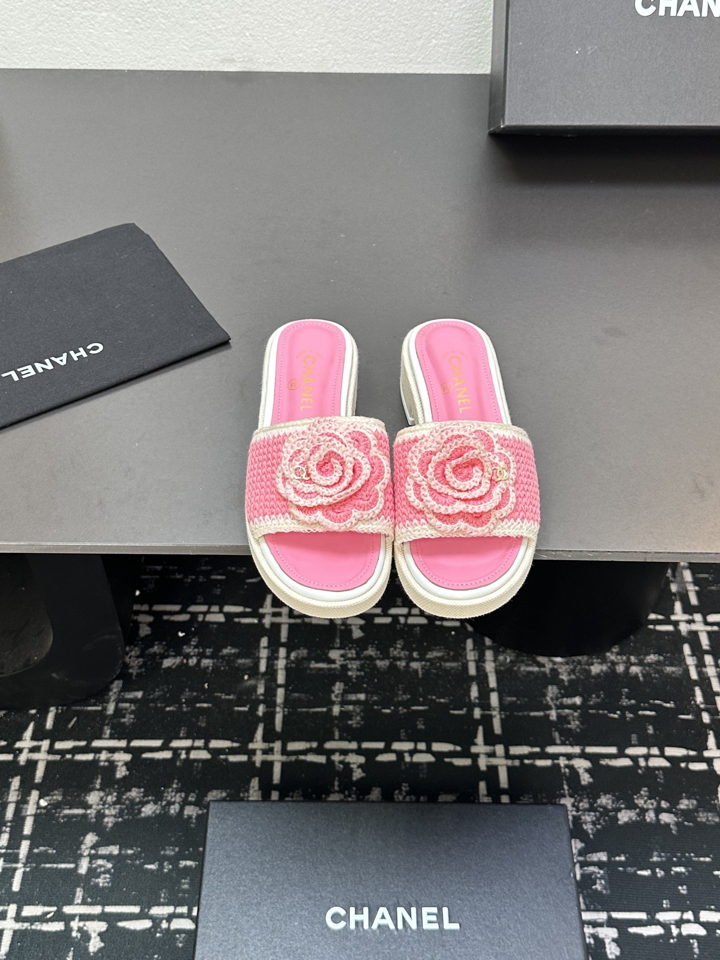 NO:388057,Chanel Chanel Xiaoxiangfeng Early Spring New Wool Knitted Flower Thick-soled Slippers This season's essential items for autumn and winter Chanel's heavy industry hot products, fashion essentials, simple and irresistible, exquisite details enlarge, original mold opening hardware buckle, original braided wool upper, sheepskin footbed, Italian genuine leather outsole. Size: 35-39 (customized for 40, 41), slippers, chanel, chanel, slippers, sheepskin, Leather soles19860909Chanel香奈儿小香风早春新款毛线编织花朵厚底拖鞋 本季秋冬季必备单品 香奈儿秋冬重工爆款 时髦精必备 简约又难以抗拒 精致细节放大看 原版开模五金扣 原版编织毛线鞋面 羊皮垫脚 意大利真皮大底.Size: 35-39（40、41定做）,拖鞋,chanel,chanel,slippers,sheepskin,Leather soles,Women's Shoes