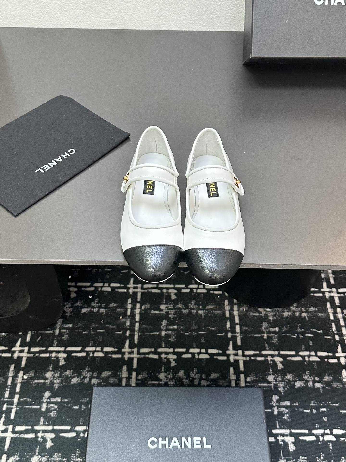 NO:385470,2025★★★★★★ Many celebrities are popular, a versatile series that domestic and foreign bloggers are popular. A must-have for spring and summer wardrobe matching. Sandals are the first choice. Diamond design exclusive to fragrant house. Upper cowhide (mesh) Lift: imported crystal sheepskin inner lining, original mold-open custom leather sole Shoe size: 35-39 (40, 41, custom-made, no return or exchange) Delivery luxury latest counter synchronous packaging, single shoes, chanel, cowhide, sheepskin, Leather soles198609092025★★★★★ 众多明星网红上脚,国内外博主刷爆的一个百搭系列,春夏衣橱搭配必备 凉拖首选.菱格设计香家专属 鞋面牛皮（网纱）  内里: 进口水晶羊皮内里 大底原版开模定制真皮大底 鞋码: 35-39（40、41、定做不退换） 配送豪华最新专柜同步包装,单鞋,chanel,cowhide,sheepskin,Leather soles,Women's Shoes