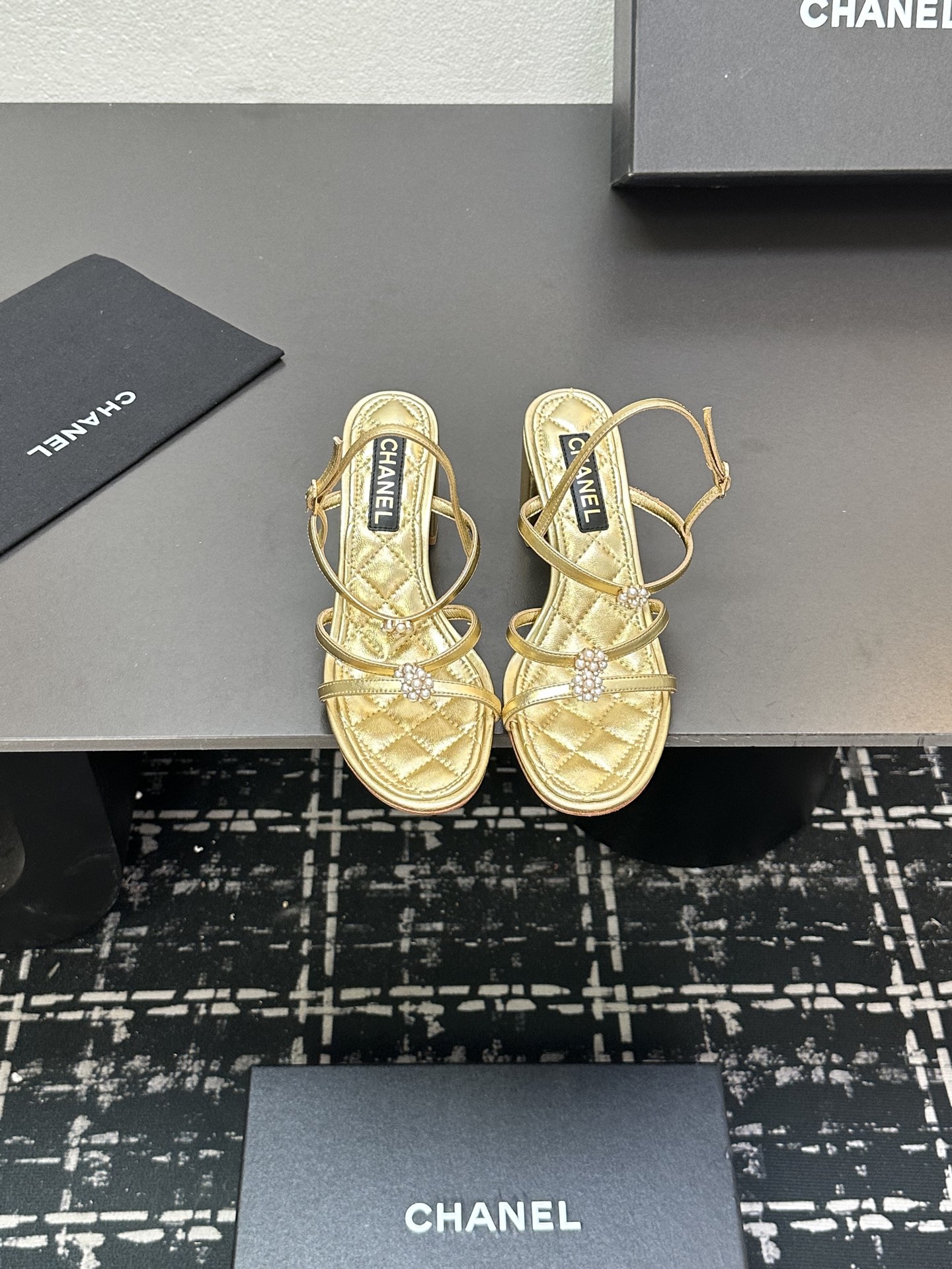 NO:385845,2025★★★★★★ Many celebrities are popular, a versatile series that domestic and foreign bloggers are popular. A must-have for spring and summer wardrobe matching. Sandals are the first choice. Diamond design exclusive to fragrant home. Upper cowhide. Inner: imported crystal sheepskin inner lining. Original mold-open custom leather sole. Shoe size: 35-39 (40, 41, custom-made, no return or exchange) Delivery luxury latest counter synchronous packaging, sandals, chanel, sandals, cowhide, sheepskin, Leather soles198609092025★★★★★ 众多明星网红上脚,国内外博主刷爆的一个百搭系列,春夏衣橱搭配必备 凉拖首选.菱格设计香家专属 鞋面牛皮  内里: 进口水晶羊皮内里 大底原版开模定制真皮大底 鞋码: 35-39（40、41、定做不退换） 配送豪华最新专柜同步包装,凉鞋,chanel,sandals,cowhide,sheepskin,Leather soles,Women's Shoes