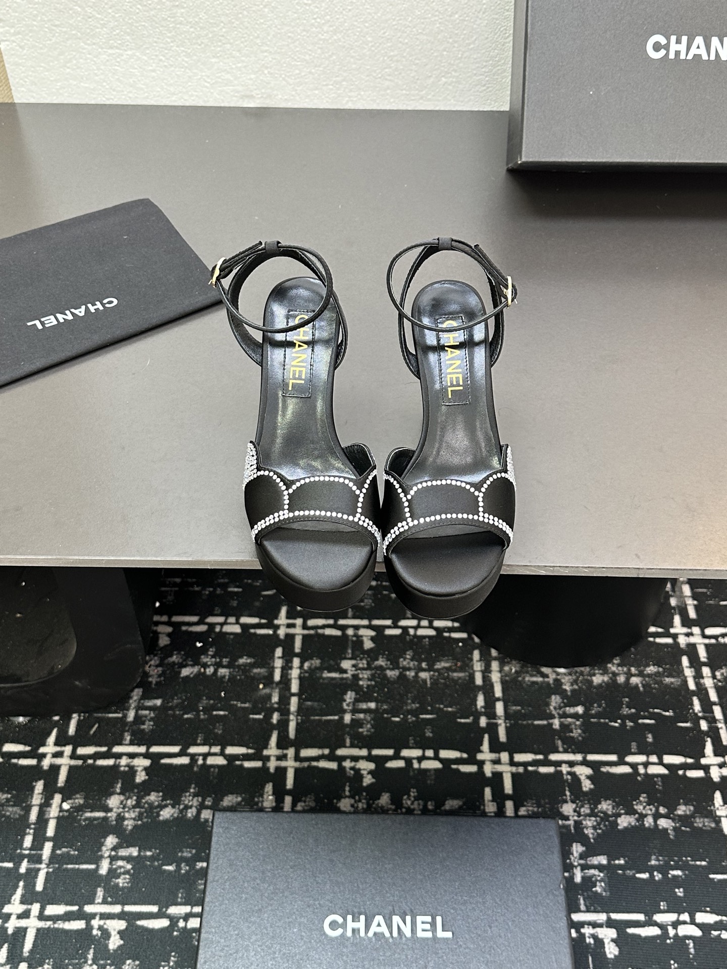 NO:385851,CHANEL 2025/ Early Spring Classic Hot Diamond Waterproof Platform Sandal Slippers Top Version, Simple yet elegant design!  It is easy to wear and dress with freshness and elegance, vivid, intellectual and elegant, and contains an unrestrained and fashionable attitude. This attitude is released from the bottom of your heart and is only your beauty sustenance!  Upper cloth with iron diamond heel, imported mixed-bred sheepskin, footbed, outsole, imported Italian leather outsole, heel height 9cm, waterproof platform 3cm, size 35-40 (40/41 custom-made, non-return and exchange), sandals, chanel, chanel, sandals, slippers, sheepskin, Leather soles19860909CHANEL香奈儿 2025/ 早春经典烫钻防水台凉鞋拖鞋 顶级版本,简约而不失优雅的设计！好穿好搭清新脱俗,生动知性优雅～更蕴含着不羁的时尚态度,这种态度是从心底里释放出来的,只属于你的美的寄托！ 鞋面布面加烫钻跟 内里进口混种羊皮、垫脚 大底意大利进口真皮大底 跟高9cm 防水台3cm 码数35-40（40/41定制不退换）,凉鞋,chanel,chanel,sandals,slippers,sheepskin,Leather soles,Women's Shoes