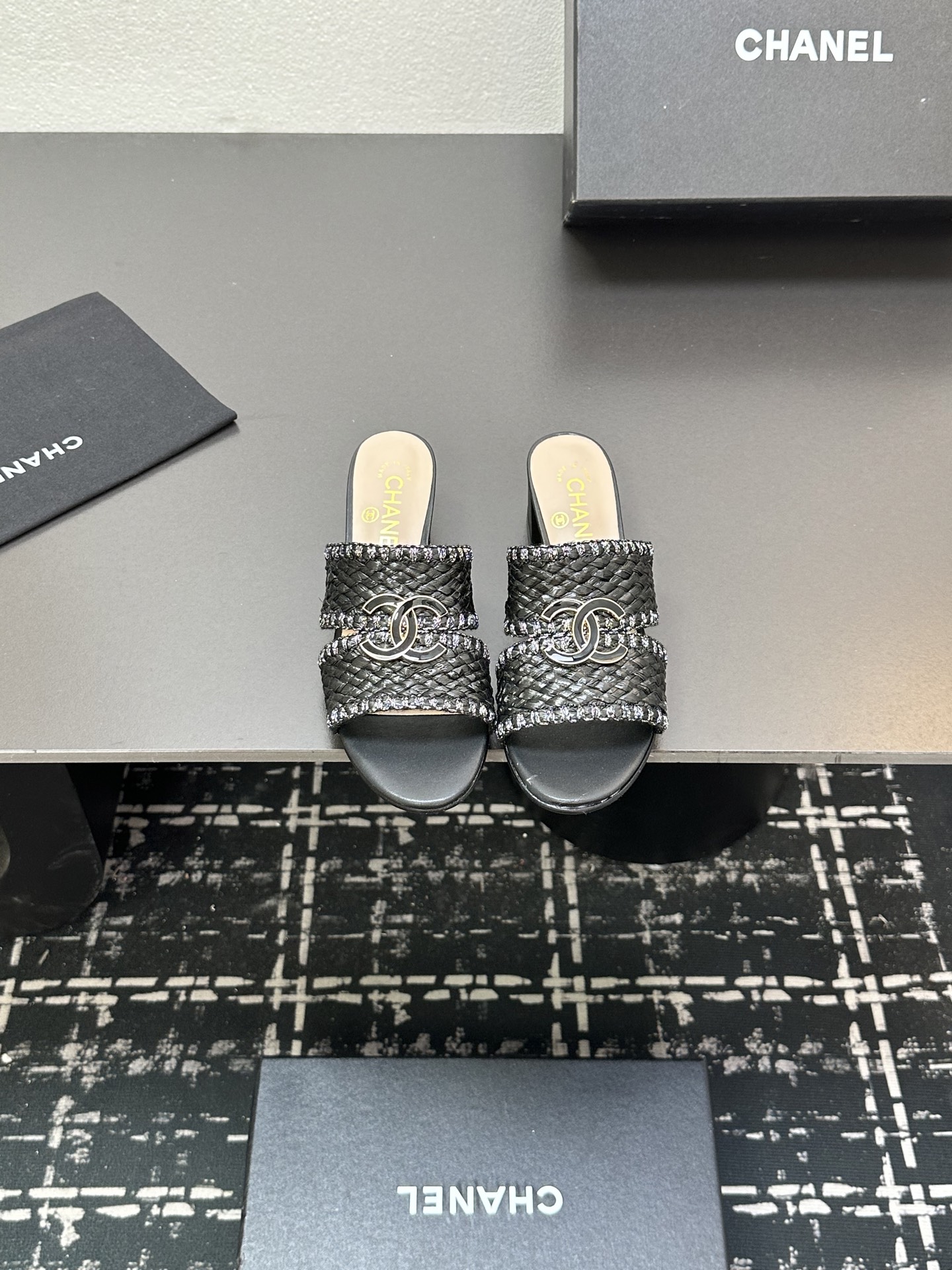 NO:385833,2025★★★★★★ Many celebrities are here to watch, a versatile series that domestic and foreign bloggers are popular with, a must-have for spring and summer wardrobe matching, the first choice for sandals. Design exclusive to Xiangjia, upper and satin, inner lining: imported crystal sheepskin inner lining, original mold-open custom leather sole, shoe size: 35-39 (40, 41, custom-made, no return or exchange) Delivery luxury latest counter synchronous packaging, slippers, chanel, slippers, sheepskin, silk fabric, Leather soles198609092025★★★★★ 众多明星网红上脚,国内外博主刷爆的一个百搭系列,春夏衣橱搭配必备 凉拖首选.设计香家专属 鞋面绸缎  内里: 进口水晶羊皮内里 大底原版开模定制真皮大底 鞋码: 35-39（40、41、定做不退换） 配送豪华最新专柜同步包装,拖鞋,chanel,slippers,sheepskin,silk fabric,Leather soles,Women's Shoes