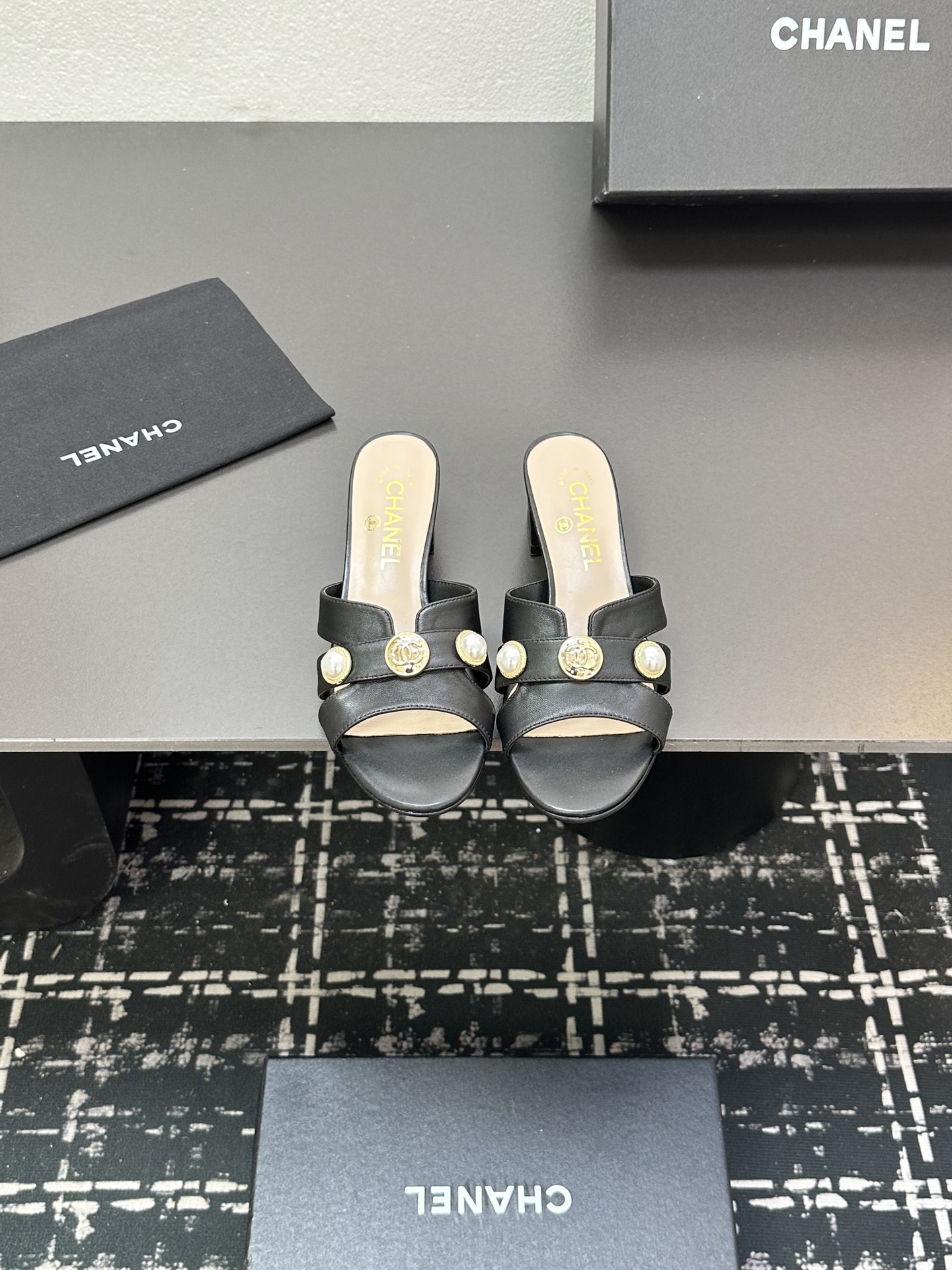 NO:385839,2025★★★★★★ Many celebrities are popular, a versatile series that domestic and foreign bloggers are popular. A must-have for spring and summer wardrobe matching. The first choice for sandals. Design exclusive to Xiangjia. Upper sheepskin. Inner: imported crystal sheepskin inner lining. Original mold-open custom leather sole. Shoe size: 35-39 (40, 41, custom-made, no return or exchange) Delivery luxury latest counter synchronous packaging, slippers, chanel, slippers, sheepskin, Leather soles198609092025★★★★★ 众多明星网红上脚,国内外博主刷爆的一个百搭系列,春夏衣橱搭配必备 凉拖首选.设计香家专属 鞋面羊皮  内里: 进口水晶羊皮内里 大底原版开模定制真皮大底 鞋码: 35-39（40、41、定做不退换） 配送豪华最新专柜同步包装,拖鞋,chanel,slippers,sheepskin,Leather soles,Women's Shoes