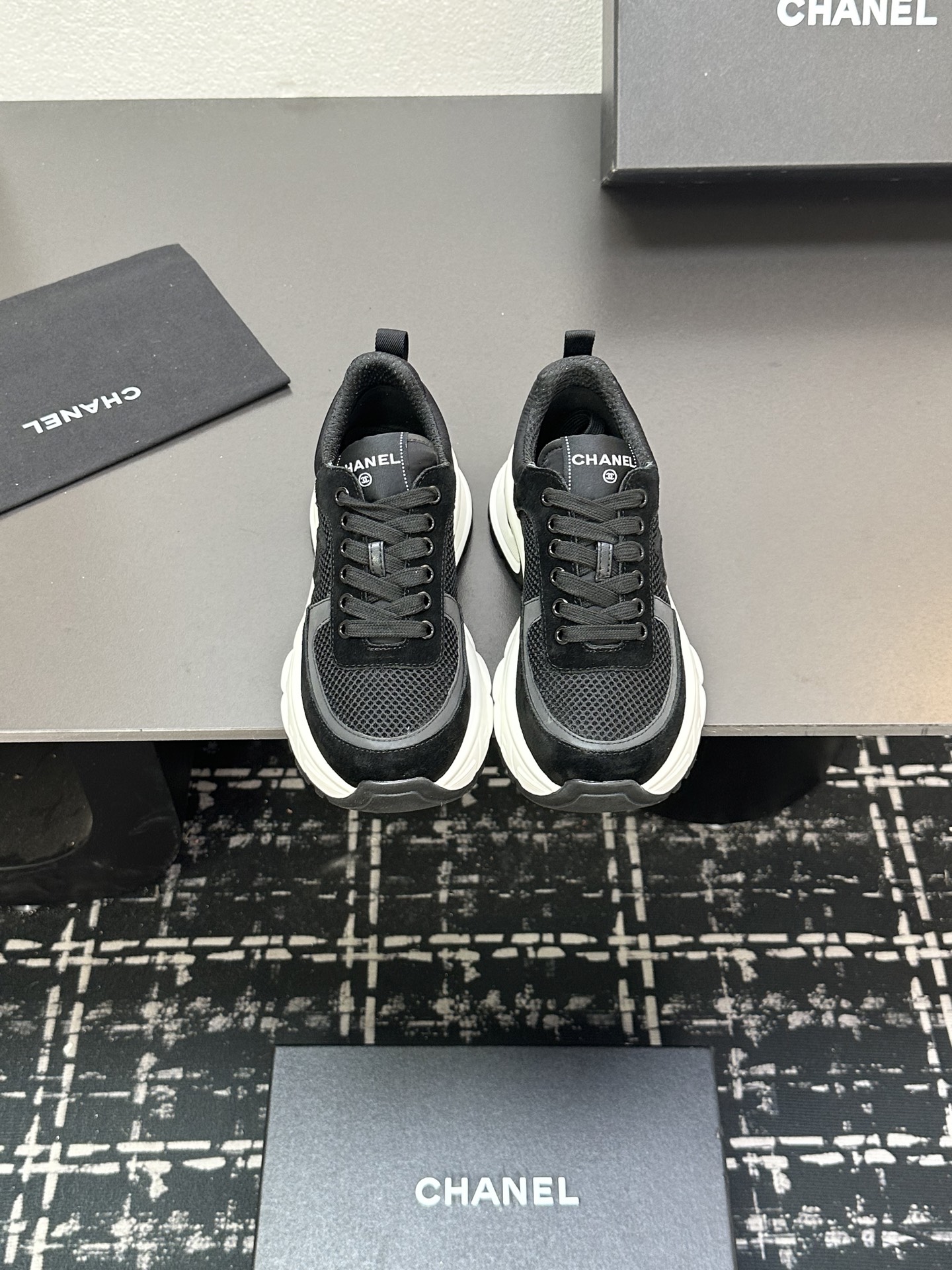 NO:385837,Chanel Chanel Panda Shoes!  Top casual sports shoes for the 2025 counter This classic design; the upper is crafted and electric embroidered style; the sole is fashionable and sporty; it is an extraordinary variety of color matching elements... The diversified mix and match is very beautiful and versatile, casual, fashionable, sports, and outdoors can be taken into account... Go material The upper is made of original imported silk cowhide + original tarp + original top cowhide The inner part is made of original sheepli + net Outsole based on original TPU combination sole The counter is made of high-quality packaging for women 35–41, dad shoes, chanel, chanel, sneakers, cowhide19860909Chanel香奈儿熊猫鞋！2025专柜顶级休闲款运动鞋 这款经典设计；鞋面多种工艺电绣的风格；大底却时尚运动；不平凡的拥入了多种配色元素…… 多元化混搭非常好看百搭,休闲,时尚,运动,户外都能兼顾…… Go 材料 鞋面采用 原版进口头层丝绸牛皮+原版防水布+原版头层牛皮 内里采用 原版羊里+网 大底根据 原版TPU组合大底 专柜精品包装全套女35–41,老爹鞋,chanel,chanel,sneakers,cowhide,Women's Shoes