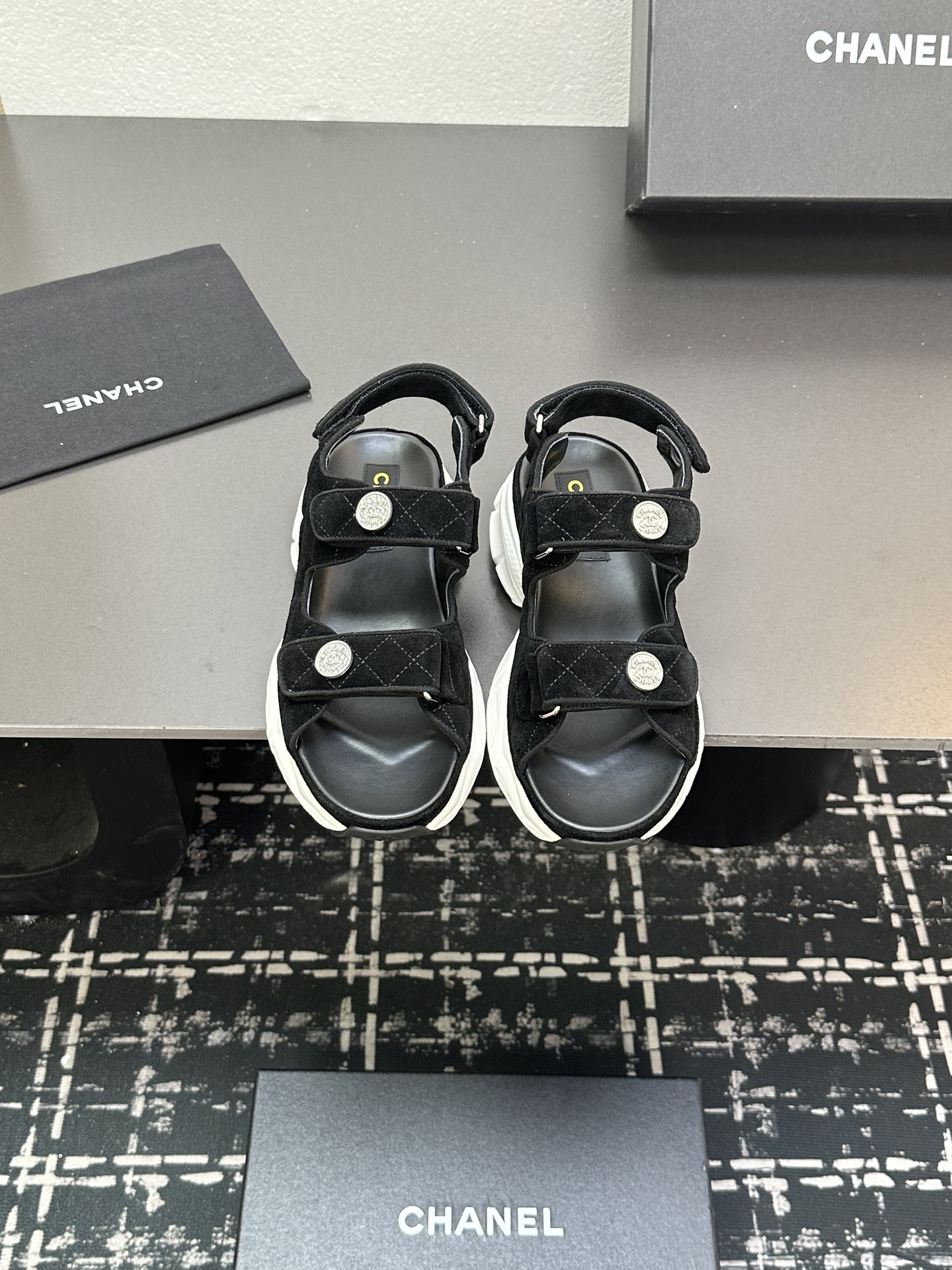 NO:385874,The latest fabrics in spring and summer - the main promotion of Velcro beach sandals new color series ★★★★★★ Many celebrities are here to watch, a versatile series that domestic and foreign bloggers are popular, a must-have for spring and summer wardrobe matching, the first choice for sandals. Upper imported super soft sheepskin (silk) inner lining: imported crystal sheepskin inner lining, large sole mold custom tpu Shoe size: 35-39 (40, 41, custom made without return) Delivery latest luxury counter synchronous packaging Cloth leather, sandals, sandals, sheepskin, silk fabric19860909春夏最新面料——主推魔术贴沙滩凉鞋新色系列上新 ★★★★★ 众多明星网红上脚,国内外博主刷爆的一个百搭系列,春夏衣橱搭配必备 凉鞋首选. 鞋面进口超柔羊皮（绸缎）  内里: 进口水晶羊皮内里 大底开模定制tpu 鞋码: 35-39（40、41、定做不退换） 配送豪华最新专柜同步包装 布皮,凉鞋,sandals,sheepskin,silk fabric,Women's Shoes