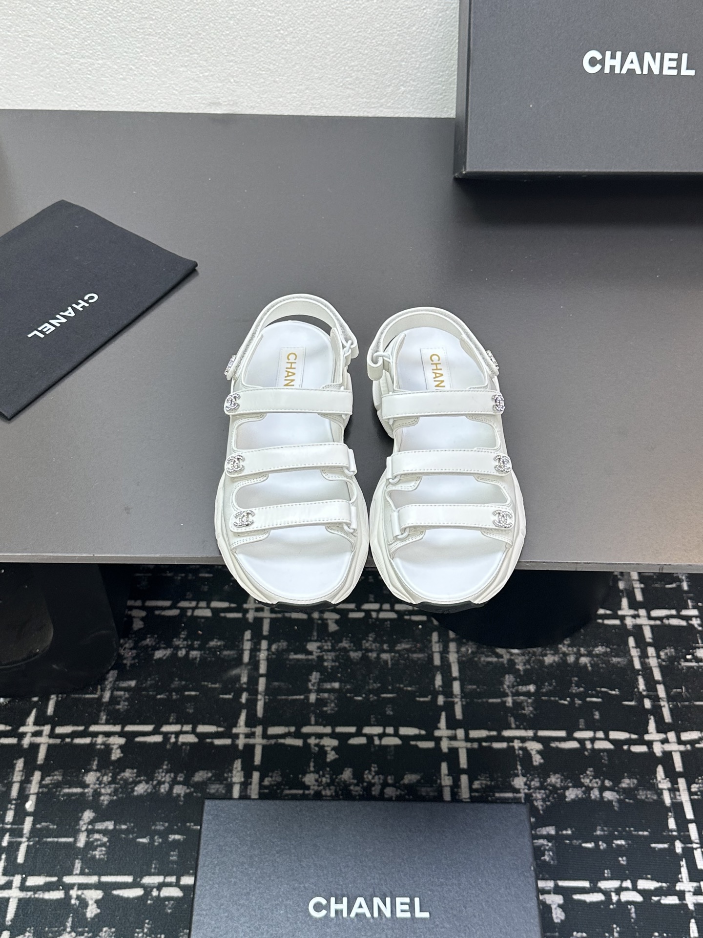 NO:385831,The latest fabrics for spring and summer 2025 - the main promotion of Velcro beach sandals new color series ★★★★★ Many celebrities are here to watch, a versatile series that domestic and foreign bloggers are popular, a must-have for spring and summer wardrobe matching, the first choice for sandals. Upper imported super soft sheepskin (silk) inner lining: imported crystal sheepskin inner lining, large sole mold custom tpu Shoe size: 35-39 (40, 41, custom made without return) Delivery luxury latest counter synchronous packaging Leather, sandals, sandals, sheepskin, silk fabric198609092025春夏最新面料——主推魔术贴沙滩凉鞋新色系列上新 ★★★★★ 众多明星网红上脚,国内外博主刷爆的一个百搭系列,春夏衣橱搭配必备 凉鞋首选. 鞋面进口超柔羊皮（绸缎）  内里: 进口水晶羊皮内里 大底开模定制tpu 鞋码: 35-39（40、41、定做不退换） 配送豪华最新专柜同步包装 皮,凉鞋,sandals,sheepskin,silk fabric,Women's Shoes