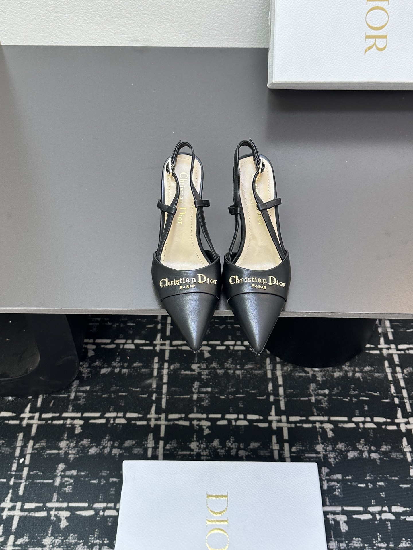 NO:385857,DIOR2025/ Spring and summer new steel stamped letter logo single shoes/sandals series single shoes high heels ————————————————————————————————————————————————————————————————————————————————————————————————————————————————————————————————————————————————————————————————————————————————————————————————————————————————————————————————————————————————————————————————————————————————————————————————————————————————————————————————————————————————————————————————————————————————————————————————————————————————————————————————————————————————————————————————————————————————————————————————  This shoe is low-key and gorgeous, sexy and not ostentatious. The shoe style is a delicate style that everyone loves. It looks very slim. The entire curve of the side perfectly shows the curve of the foot. It has both mature and feminine taste and a hint of lively girlishness. It looks so good on the feet. It is worth recommending Go material, upper cowhide/paper leather, mixed-bred sheepskin, outsole, original Italian sole, heels, 5cm/8cm, size 35-39 (34/40/41/42, customized, non-return and exchange), high heels, dior, dior, sandals, high heels, cowhide, sheepskin19860909DIOR2025/ 春夏新品钢印字母logo单鞋/凉鞋系列 单鞋 高跟鞋 ———————————顶级版本 延续D家永恒经典！这款鞋低调不失华丽 性感又不显张扬 鞋型是大家都爱的秀气款 非常非常显瘦 侧面整个弧度将脚部曲线完美展现 既有成熟女人味 又不乏一丝活泼少女感, 上脚也太好看了,值得推荐 Go 材质 鞋面牛皮/漆皮 内里混种羊皮 大底意大利原版底 跟高平底/5cm/8cm 码数35-39（34/40/41/42 定制不退换）,高跟鞋凉鞋,dior,dior,sandals,high heels,cowhide,sheepskin,Women's Shoes