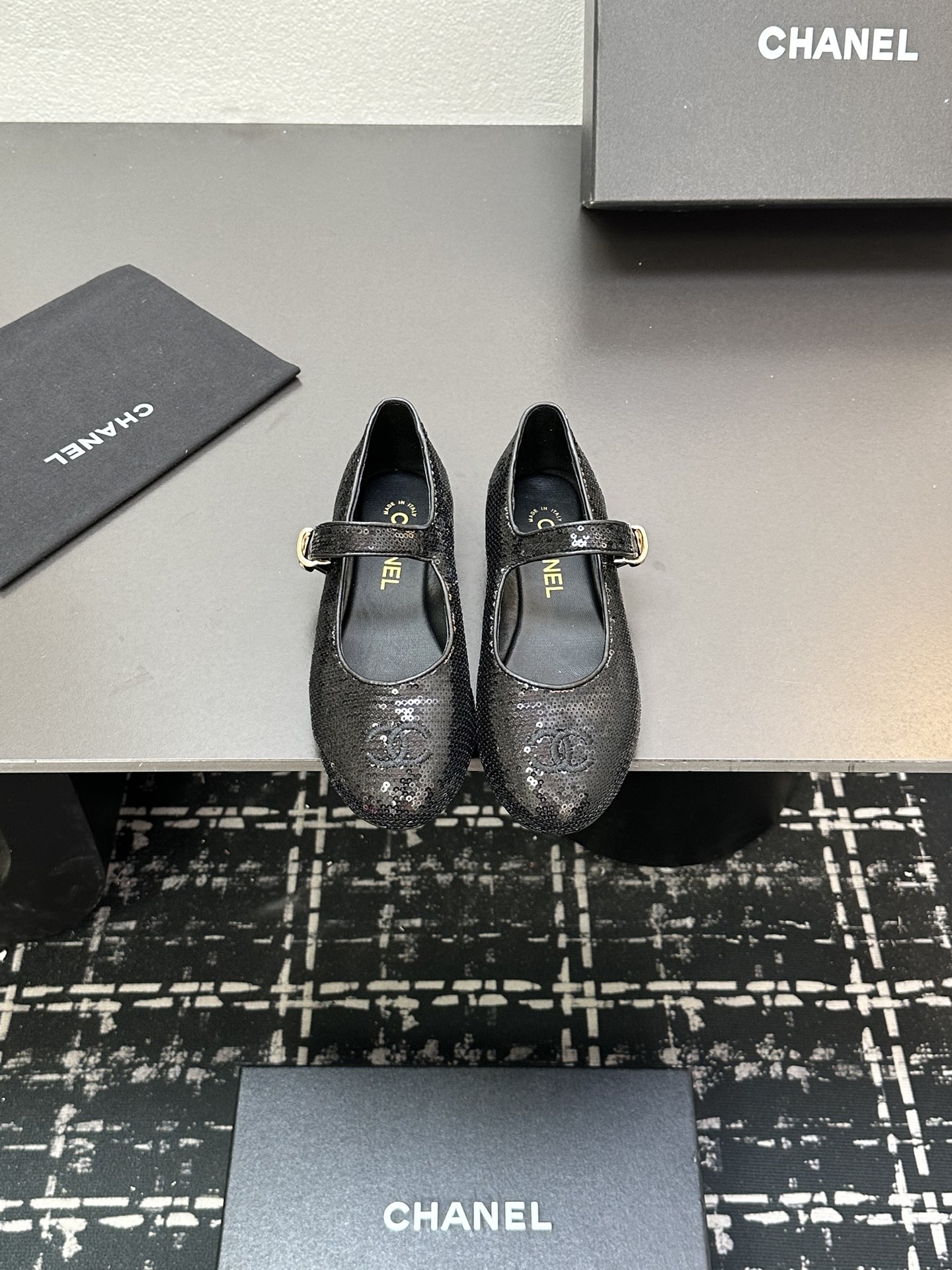 NO:388052,2025★★★★★★ Many celebrities are here to watch, a versatile series that domestic and foreign bloggers are popular with, a must-have for spring and summer wardrobe matching, the first choice for sandals. Diamond design exclusive to the fragrance of the upper and upper sequins. Lift: imported crystal sheepskin inner lining, original mold-open custom leather sole Shoe size: 35-39 (40, 41, custom-made, no return or exchange) Delivery luxury latest counter synchronous packaging, single shoes, chanel, sheepskin, Leather soles198609092025★★★★★ 众多明星网红上脚,国内外博主刷爆的一个百搭系列,春夏衣橱搭配必备 凉拖首选.菱格设计香家专属 鞋面亮片  内里: 进口水晶羊皮内里 大底原版开模定制真皮大底 鞋码: 35-39（40、41、定做不退换） 配送豪华最新专柜同步包装,单鞋,chanel,sheepskin,Leather soles,Women's Shoes