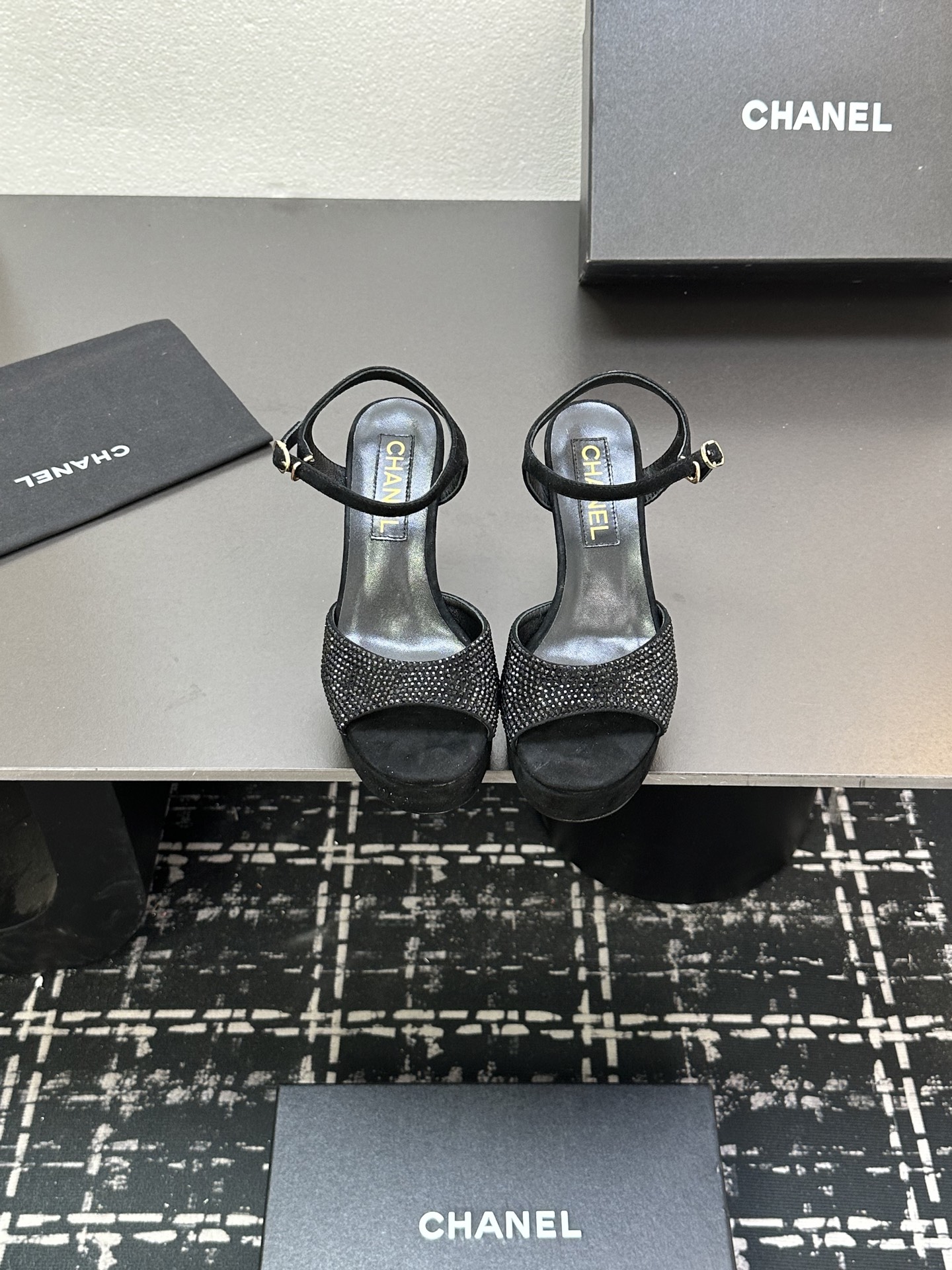 NO:388046,2025★★★★★★ Many celebrities are here to watch, a versatile series that domestic and foreign bloggers are popular with, a must-have for spring and summer wardrobe matching, the first choice for sandals. Diamond design exclusive to the upper, reverse velvet, diamond, inner lining: imported crystal sheepskin inner lining, original mold-open custom leather sole, shoe size: 35-39 (40, 41, custom-made, no return or exchange) Delivery luxury latest counter synchronous packaging, high heels, sandals, chanel, sandals, high heels, sheepskin, Leather soles198609092025★★★★★ 众多明星网红上脚,国内外博主刷爆的一个百搭系列,春夏衣橱搭配必备 凉拖首选.菱格设计香家专属 鞋面反绒烫钻  内里: 进口水晶羊皮内里 大底原版开模定制真皮大底 鞋码: 35-39（40、41、定做不退换） 配送豪华最新专柜同步包装,高跟鞋凉鞋,chanel,sandals,high heels,sheepskin,Leather soles,Women's Shoes