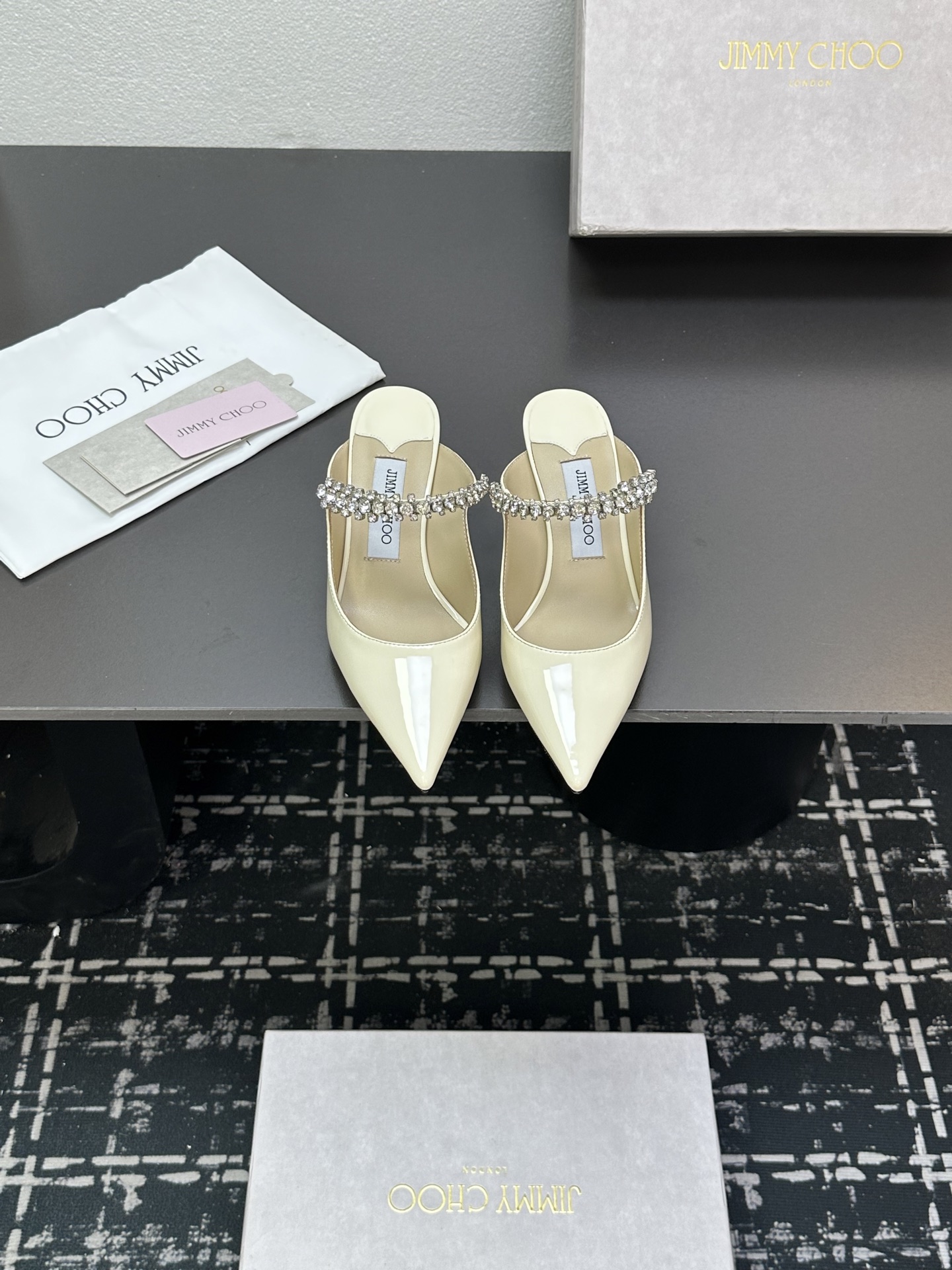 NO:385865,Top version JIMMY CHOO Popular high-heeled shoes with diamond straps sandals Fabric diamond face Inner lambskin Outsole Italian leather outsole size 35~39 (34 40 41 custom-made non-return) Heel height 6.5cm, high heels, jimmy choo, sandals, high heels, sheepskin, Leather soles19860909顶级版本 JIMMY CHOO 爆款尖头高跟鞋钻带半拖凉鞋 面料钻面 内里小羊皮 大底意大利真皮大底码数35～39(34 40 41定制不退换) 跟高6.5cm,高跟鞋,jimmy choo,sandals,high heels,sheepskin,Leather soles,Women's Shoes