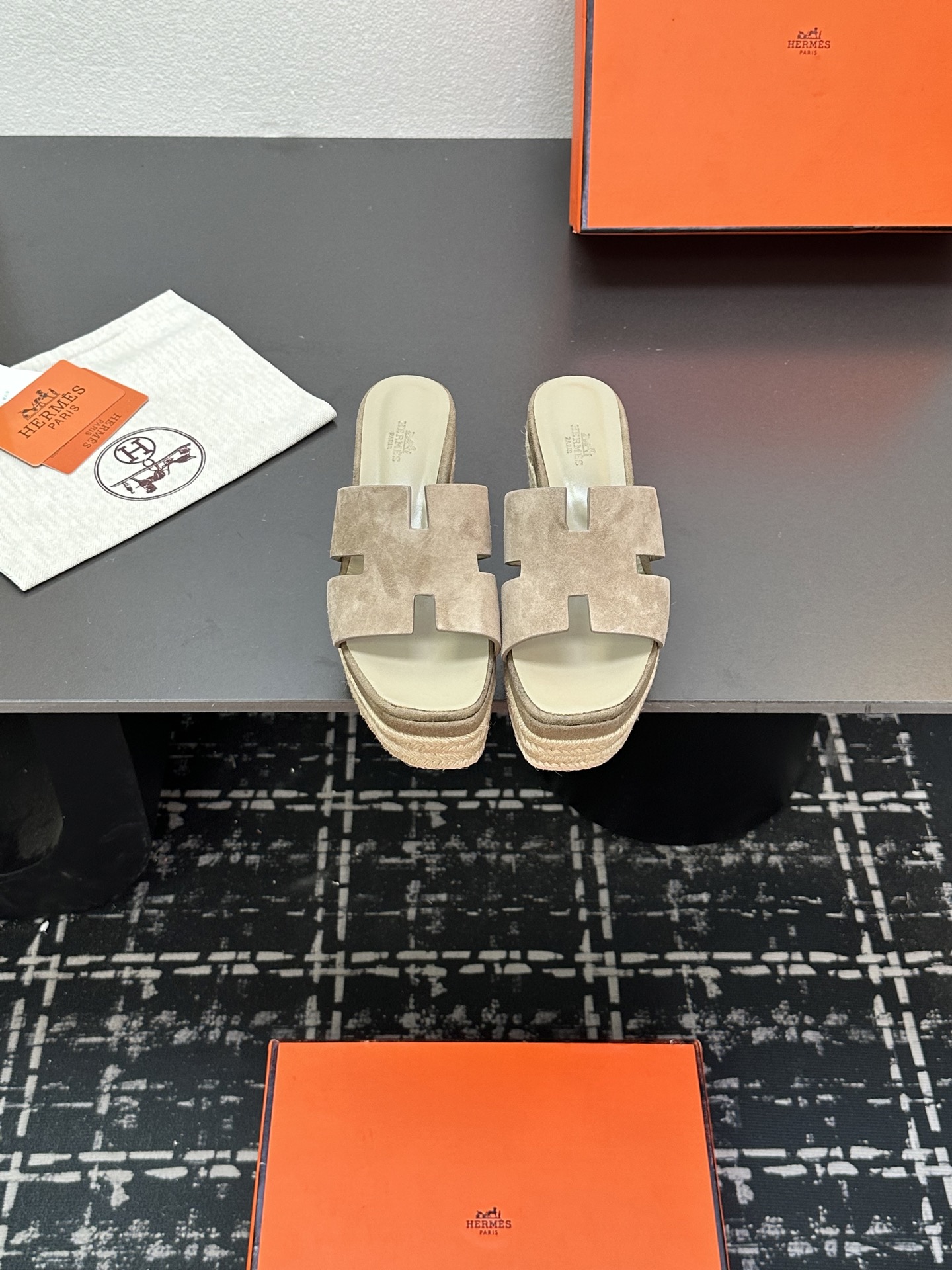 NO:385858,The new counters in 2025 are updated simultaneously. Hermès/Hermès classic hemp rope thick-soled slippers ——————————— Extremely retro design, strong exotic style, full of fashionable feeling, and accent on your feet. Simple styles are great if you match them with a high-end feel. It is hard not to like versatile colors and smooth lines!  The fabric is made of custom imported cowhide/yangjing/palm cowhide. The inner inner foot pads are all lambskin. Outsole imported cowhide from Italy. Size35-39 (customized by 40/41/42), slippers, hermes, hermes, slippers, cowhide, sheepskin, sheep198609092025新款专柜同步更新 Hermès/爱马仕经典麻绳厚底拖鞋 ———————————— 极约复古的设计 浓厚的异域风情 时髦感十足、随便上脚都很有腔调 简简单单的款式随便搭配一下高级感就很棒 百搭的颜色流畅的线条很难不爱！ 面料采用定制进口牛皮/羊京/掌纹牛皮 内里内里垫脚均为小羊皮 大底意大利进口牛皮大底 Size35-39(40/41/42定制）,拖鞋,hermes,hermes,slippers,cowhide,sheepskin,sheep,Women's Shoes