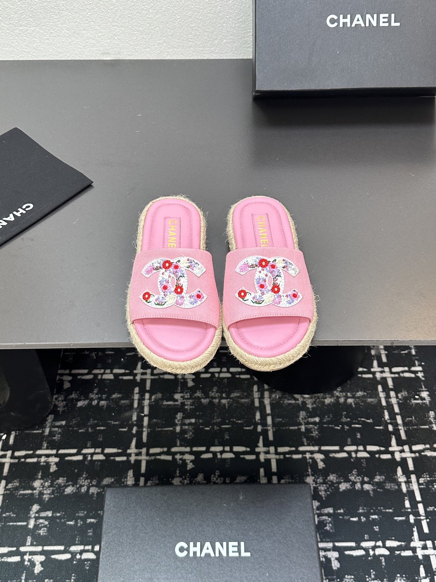 NO:391440,2025★★★★★★ Many celebrities are here to watch, a versatile series that domestic and foreign bloggers are popular with, a must-have for spring and summer wardrobe matching, the first choice for sandals. Diamond design exclusive to Xiangjia, upper denim, inner lining: imported crystal sheepskin inner lining, original mold-open custom hemp rope rubber sole, shoe size: 35-39 (40, 41, customized, non-return and exchange) Delivery luxury latest counter synchronous packaging, slippers, chanel, slippers, sheepskin198609092025★★★★★ 众多明星网红上脚,国内外博主刷爆的一个百搭系列,春夏衣橱搭配必备 凉拖首选.菱格设计香家专属 鞋面牛仔布  内里: 进口水晶羊皮内里 大底原版开模定制麻绳橡胶底 鞋码: 35-39（40、41、定做不退换） 配送豪华最新专柜同步包装,拖鞋,chanel,slippers,sheepskin,Women's Shoes