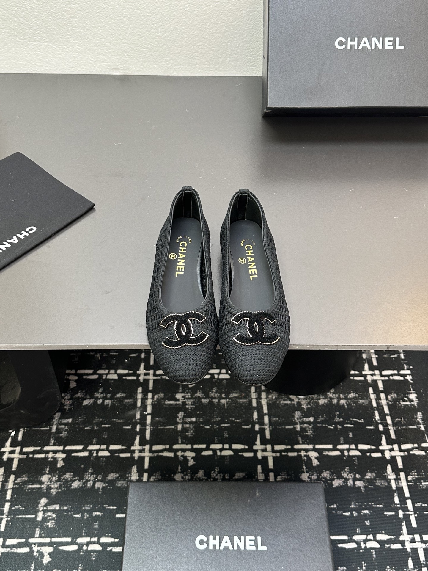 NO:390301,2025★★★★★★ Many celebrities are here to watch, a versatile series that domestic and foreign bloggers are popular with, a must-have for spring and summer wardrobe matching, the first choice for sandals. Diamond design exclusive to fragrant home, upper weaving, inner lining: imported crystal sheepskin inner lining, original mold-open custom leather sole, shoe size: 35-39 (40, 41, custom made, no return or exchange) Delivery luxury latest counter synchronous packaging, single shoes, chanel, sheepskin, Leather soles198609092025★★★★★ 众多明星网红上脚,国内外博主刷爆的一个百搭系列,春夏衣橱搭配必备 凉拖首选.菱格设计香家专属 鞋面编织  内里: 进口水晶羊皮内里 大底原版开模定制真皮大底 鞋码: 35-39（40、41、定做不退换） 配送豪华最新专柜同步包装,单鞋,chanel,sheepskin,Leather soles,Women's Shoes