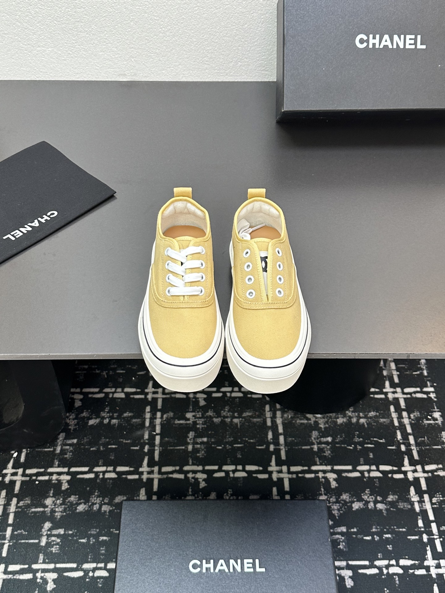 NO:392297,CHANEL/Chanel four-season shoes canvas shoes, in large quantities for sale!  Pure version, casual series!  Super comfortable and versatile to wear, you can match any clothes at will, no matter whether you are a student, hot mom, or internet celebrity, you are all beautiful. ●Texture imported waterproof canvas fabric, footbed small goatskin, decorative Chanel logo, original outsole ● 35~40, casual shoes/sports shoes, chanel, chanel, sneakers, sheepskin19860909CHANEL/香奈儿四季鞋帆布板鞋,大量现货发售！清纯版,休闲系列！上脚超级舒适百搭,可以任意搭配任何衣服,不管你是学生派,还是辣妈派,还是网红派,美的你都是不要不要的上, ●Texture 鞋面进口防水帆布面料 垫脚小山羊皮 装饰香奈儿Logo大标 大底原版大底 ● 35～40,休闲鞋/运动鞋,chanel,chanel,sneakers,sheepskin,Women's Shoes