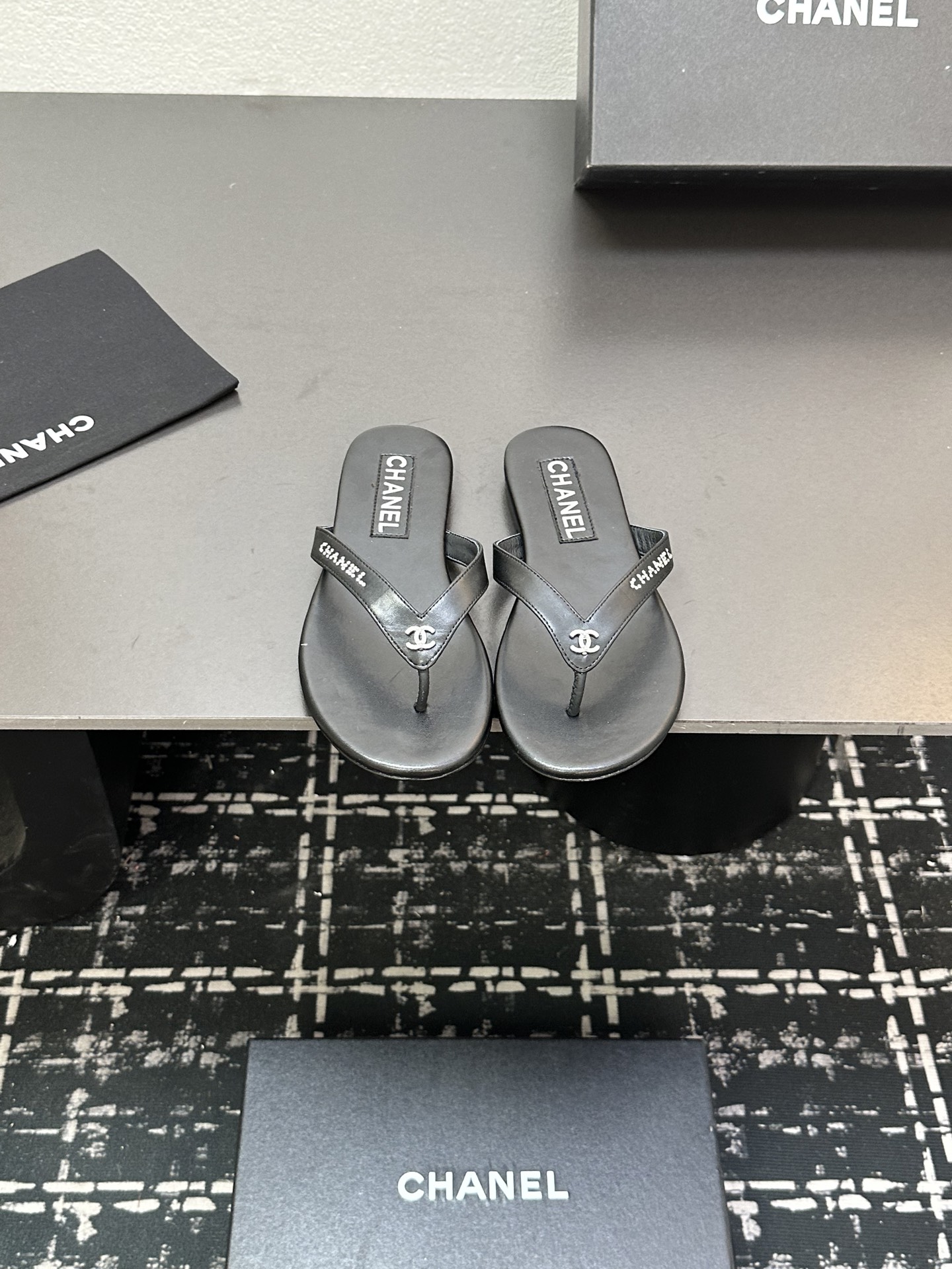 NO:392291,2025★★★★★★ Many celebrities are here to watch, a versatile series that domestic and foreign bloggers are popular with, a must-have for spring and summer wardrobe matching, the first choice for sandals. Diamond design exclusive to fragrant home, velvet upper lining: imported crystal sheepskin lining, original mold opening custom leather sole shoe size: 35-39 (40, 41, custom made without return) Delivery luxury latest counter synchronous packaging, split-toe shoes, chanel, sheepskin, Leather soles198609092025★★★★★ 众多明星网红上脚,国内外博主刷爆的一个百搭系列,春夏衣橱搭配必备 凉拖首选.菱格设计香家专属 鞋面天鹅绒  内里: 进口水晶羊皮内里 大底原版开模定制真皮大底 鞋码: 35-39（40、41、定做不退换） 配送豪华最新专柜同步包装,分趾鞋,chanel,sheepskin,Leather soles,Women's Shoes