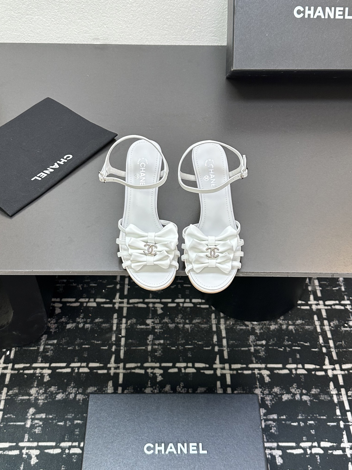 NO:393084,2025★★★★★★ Many celebrities are here to watch, a versatile series that domestic and foreign bloggers are popular with, a must-have for spring and summer wardrobe matching, the first choice for sandals. Diamond design exclusive to the fragrant family, upper sheepskin lining: imported crystal sheepskin lining, original mold-open custom leather sole, shoe size: 35-39 (40, 41, custom-made, no return or exchange) Delivery luxury latest counter synchronous packaging, sandals, chanel, sandals, sheepskin, Leather soles198609092025★★★★★ 众多明星网红上脚,国内外博主刷爆的一个百搭系列,春夏衣橱搭配必备 凉拖首选.菱格设计香家专属 鞋面羊皮  内里: 进口水晶羊皮内里 大底原版开模定制真皮大底 鞋码: 35-39（40、41、定做不退换） 配送豪华最新专柜同步包装,凉鞋,chanel,sandals,sheepskin,Leather soles,Women's Shoes