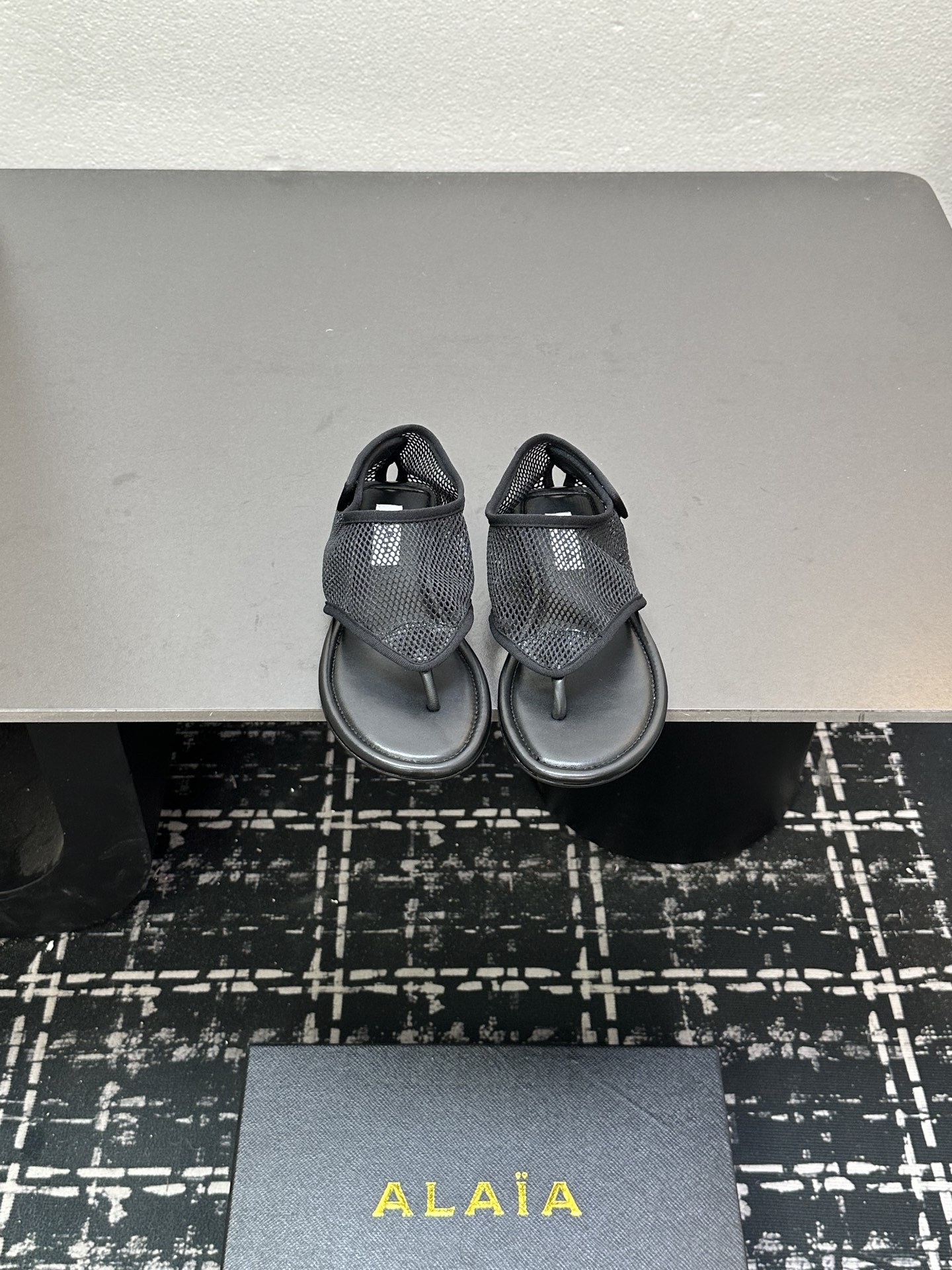 NO:391423,ALAIA Alaia Fish Net Mules Bag Toe Clip-toe Sandals 2025SS French Fairy Ballet Flat Sole Dancing Shoes, ALAIA brand originated from its founder, Fish Net Sandals Mary Jane Single Shoes Azzedine Alaia is the founder of the 'super tight and sexy' trend in the 1980s, known as 'King of cling'. He is one of the most legendary designers in the fashion industry. Azzedine Alaia cleverly exaggerates the sexy side, both sober and cautious, modern, and super close-fitting sexy rivets, metal rings, tight bra and sexy snake skin. These Alaia design elements are still constantly appearing on the show stages of major brands. The style of the Alaia brand is as sexy and modern as its fashion, imported fabrics, woven breathable mesh, and original material.  Size 35-39 (40.41.42 customized) / normal size, split-toe shoes, alaia, sandals, mary jane, snakeskin19860909ALAIA 阿莱亚鱼网穆勒鞋包头夹趾凉鞋2025SS法式仙女芭蕾舞平底跳舞鞋,ALAIA品牌源自其创始人,渔网凉鞋玛丽珍单鞋Azzedine Alaia是上世纪80 年代“超紧身性感”风潮的创始人,被称作“King of cling”, 他是时尚界最传奇的设计师之一.Azzedine Alaia 聪明地将性感一边更夸张,既清醒谨慎摩登,又超贴身性感铆钉、金属环扣、紧束胸衣和性感蛇皮,这些 Alaia 的设计元素仍不断出现在各大品牌的秀台上.Alaia品牌的风格一如其时装,性感而又摩登 面料进口编织透气网面 大底原版材质 码数35-39（40.41.42定做）/正常尺码,分趾鞋,alaia,sandals,mary jane,snakeskin,Women's Shoes