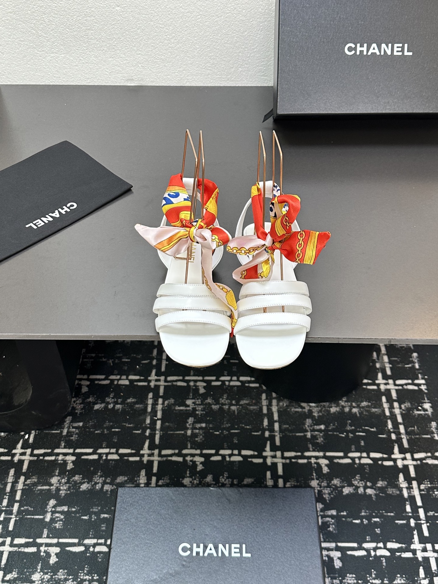 NO:392288,2025★★★★★★ Many celebrities are here to watch, a versatile series that domestic and foreign bloggers are popular with, a must-have for spring and summer wardrobe matching, the first choice for sandals. Diamond design exclusive to the fragrant family, upper sheepskin lining: imported crystal sheepskin lining, original mold-open custom leather sole, shoe size: 35-39 (40, 41, custom-made, no return or exchange) Delivery luxury latest counter synchronous packaging, sandals, chanel, sandals, sheepskin, Leather soles198609092025★★★★★ 众多明星网红上脚,国内外博主刷爆的一个百搭系列,春夏衣橱搭配必备 凉拖首选.菱格设计香家专属 鞋面羊皮  内里: 进口水晶羊皮内里 大底原版开模定制真皮大底 鞋码: 35-39（40、41、定做不退换） 配送豪华最新专柜同步包装,凉鞋,chanel,sandals,sheepskin,Leather soles,Women's Shoes