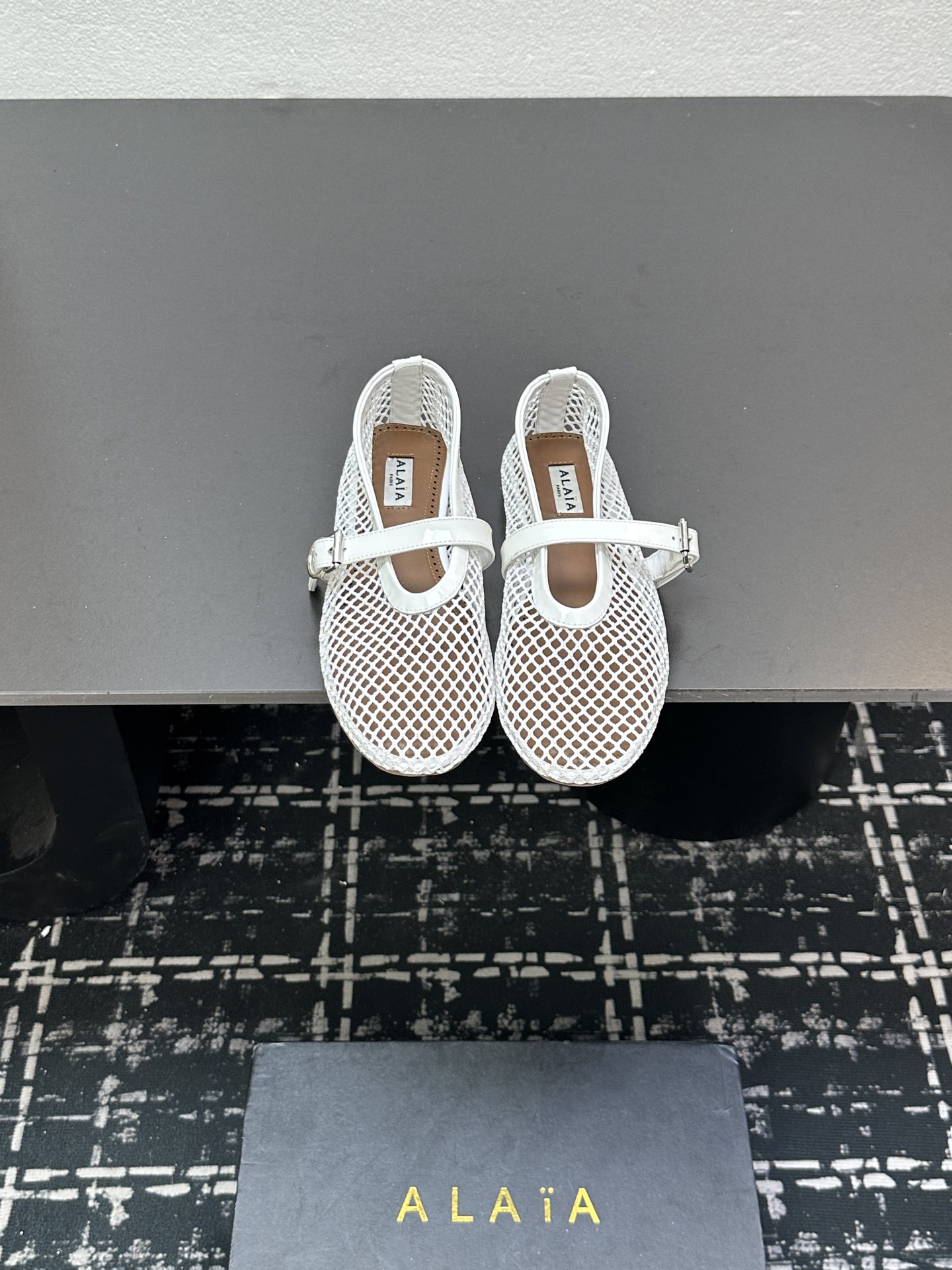 NO:392283,25Fw new ALAIA French ballet mesh mesh hole fishing net single shoe flat shoes. The feminine ballet elements are more than one style. They are both rigid and soft, both elegant and powerful, which is the best way to open ballet shoes. The original mesh on the upper, inner lining, sheepskin sole original rubber sole size 35-39 (40, 41 custom-made, non-return and exchange), ballet shoes, alaia, flats, sheepskin1986090925Fw新款ALAIA阿莱亚法式芭蕾舞网纱网洞渔网单鞋平底鞋 女性气质十足的芭蕾元素可不只一种风格,刚柔并济,既优雅又有力量,才是芭蕾舞鞋最好的打开方式. 鞋面原版网布 内里羊皮内里 鞋底原版橡胶鞋底 码数35-39（40,41定制不退换）,芭蕾舞鞋,alaia,flats,sheepskin,Women's Shoes