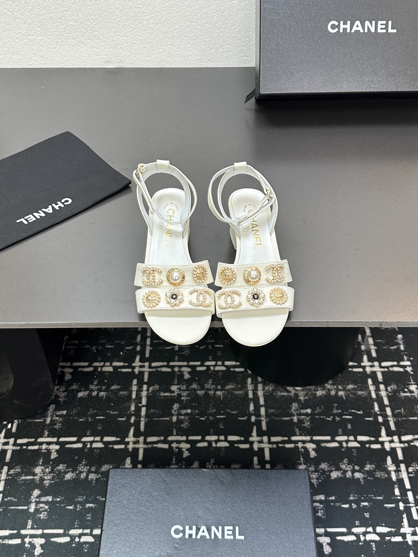 NO:414994,★★★★★★ Many celebrities are popular, a versatile series that domestic and foreign bloggers are popular with. A must-have for spring and summer wardrobe matching. The first choice for sandals. Diamond design exclusive to the fragrant family. Upper sheepskin inner lining: imported crystal sheepskin inner lining, original mold-open custom leather sole Shoe size: 35-39 (40, 41, custom-made, no return or exchange) Delivery luxury latest counter synchronous packaging Slipper sandals, slippers sandals, chanel, sandals, slippers, sheepskin, Leather soles19860909★★★★★ 众多明星网红上脚,国内外博主刷爆的一个百搭系列,春夏衣橱搭配必备 凉拖首选.菱格设计香家专属 鞋面羊皮  内里: 进口水晶羊皮内里 大底原版开模定制真皮大底 鞋码: 35-39（40、41、定做不退换） 配送豪华最新专柜同步包装 拖鞋凉鞋,拖鞋凉鞋,chanel,sandals,slippers,sheepskin,Leather soles,Women's Shoes