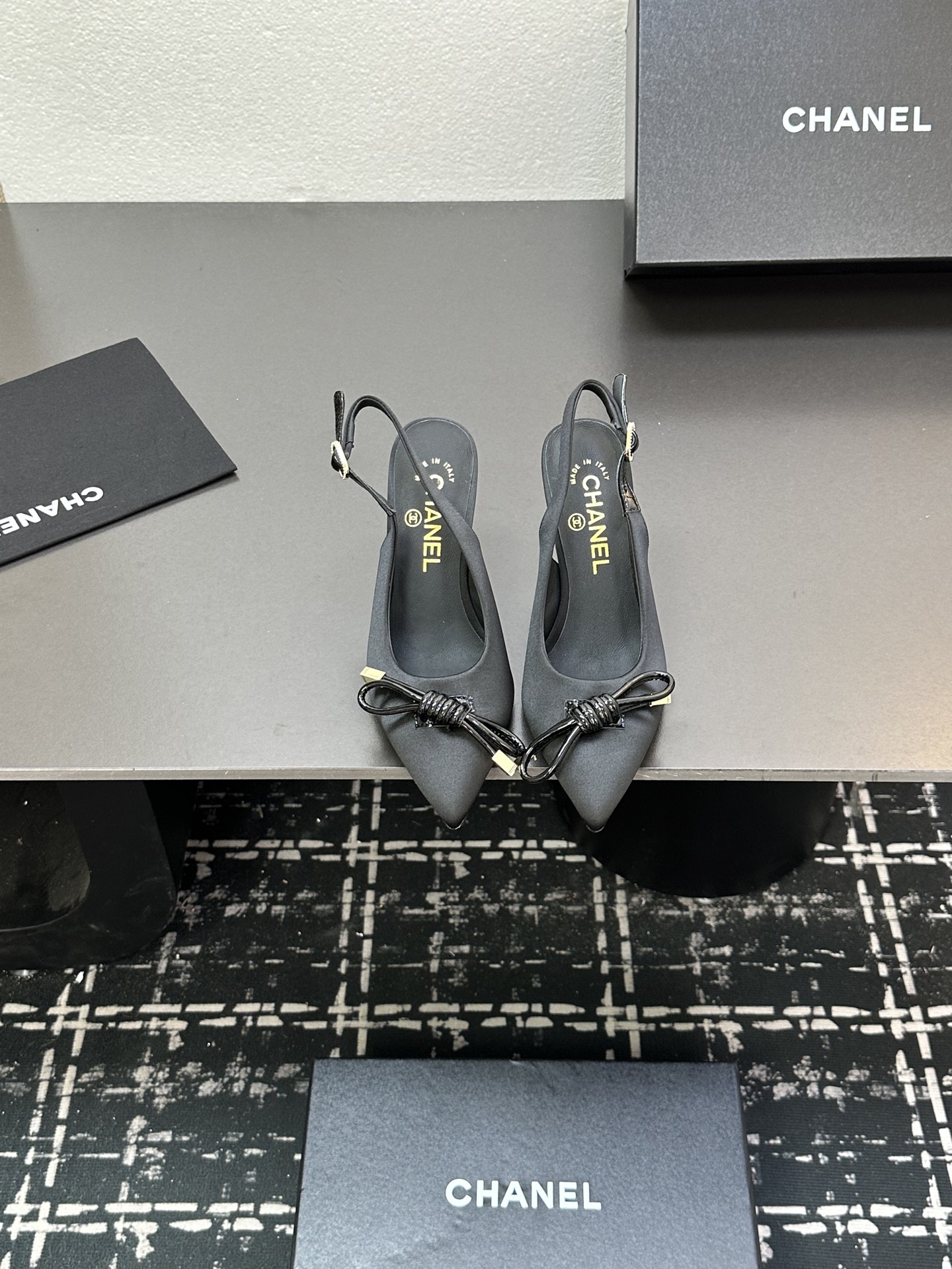 NO:409613,Chanel Chanel small fragrant spring and summer catwalk bow-length pointed high heel sandals this season's most fairy Mary Jane hits the hit. It's immediately snatched up as soon as it is launched. This year's TOP of the closet is definitely it. It's versatile and slim, elegant and fresh, everyday style can be controlled. Two heights to meet the needs of different sisters. Babies must buy it. The upper is silk satin, inner foot pad sheepskin, heel height./. Size 35-39 (40.41 fixed), sandals, chanel, chanel, sandals, mary jane, sheepskin, real silk, silk fabric19860909Chanel 香奈儿小香风春夏走秀款蝴蝶结后空尖头高跟凉鞋 本季最仙玛丽珍大爆款 一上新立马被抢空 今年的衣橱TOP肯定属它了 上脚百搭显瘦 优雅清新日常各种风格都能驾驭 两种高度,满足不同姐妹的需求 宝宝们一定要买它 鞋面真丝绸缎面 内里垫脚羊皮 跟高./. 码数35-39（40.41定）,凉鞋,chanel,chanel,sandals,mary jane,sheepskin,real silk,silk fabric,Women's Shoes