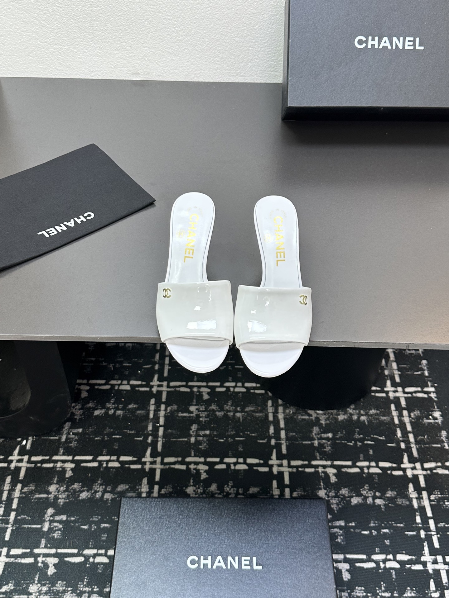 NO:409607,CHANEL Chanel classic slim heel kitten heel high heel slippers, fabric patent leather, inner lining, footbed sheepskin, white leather outsole, 3 colors available, heel height 7cm.35-39 (40.41 fixed), high heel slippers, chanel, chanel, high heels, slippers, sheepskin, Leather soles19860909CHANEL香奈儿经典款细跟小猫跟高跟一字拖鞋,面料漆皮,内里,垫脚羊皮,白色真皮大底,3色可选,跟高7cm.35-39（40.41定）,高跟鞋拖鞋,chanel,chanel,high heels,slippers,sheepskin,Leather soles,Women's Shoes