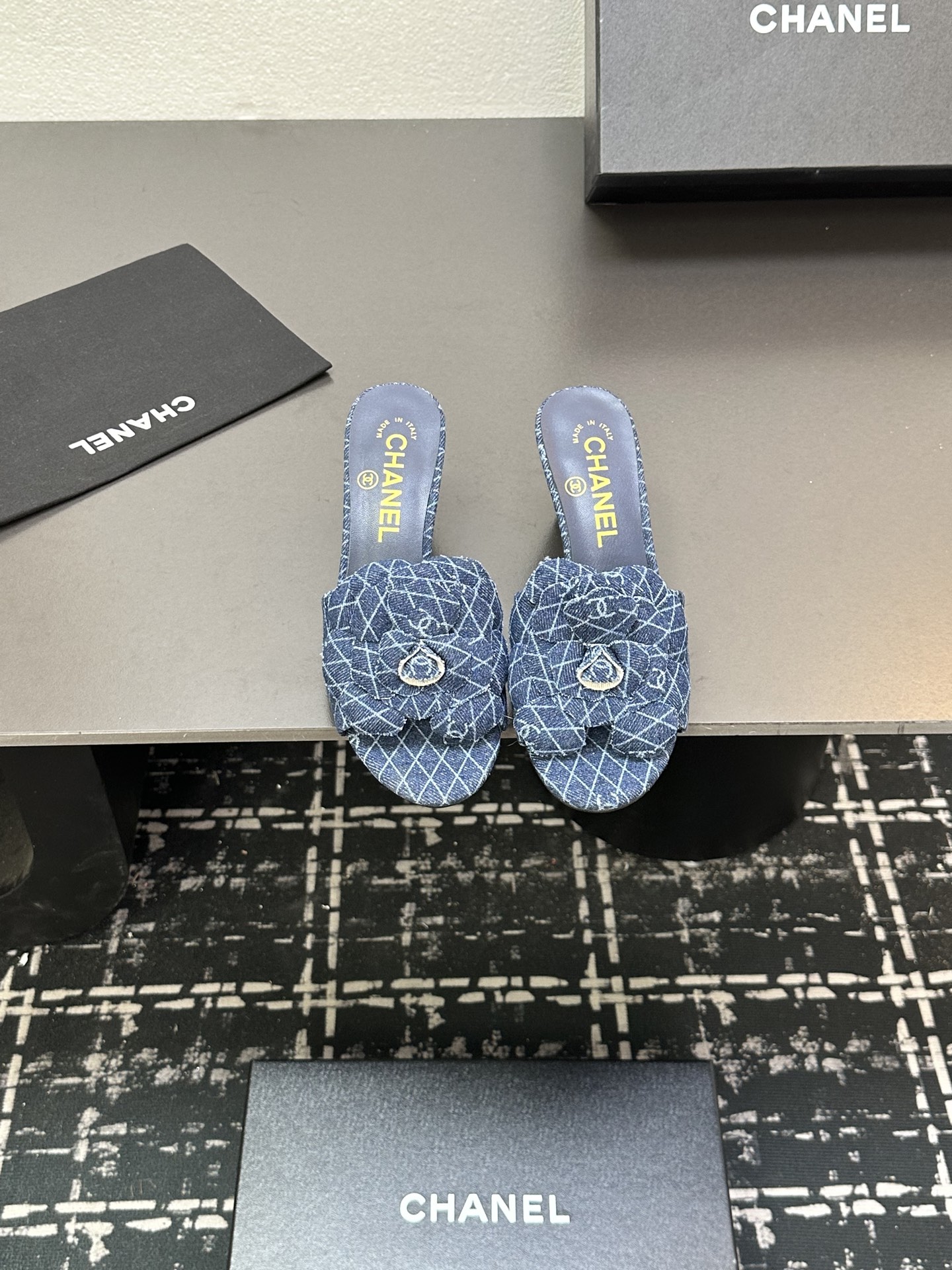 NO:409609,25Ss spring and summer new Chanel small-flavored Chanel camellia thick heel slippers C family classic camellia design, gentle style and grasp it!  The atmosphere that should be in summer. A must-have item for flip-flops, lazy and comfortable to wear!  Upper denim, inner foot pad sheepskin, heel height 6cm, genuine leather sole, size 35-39 (40.41.42 custom-made, non-return, exchange), high heels, chanel, chanel, chanel, high heels, slippers, sheepskin1986090925Ss春夏新款Chanel小香香奈儿山茶花粗跟拖鞋 C家经典山茶花设计,温柔风一整个拿捏了！夏天该有的气息 一字拖必备单品,上脚慵懒舒适！ 鞋面牛仔布 内里垫脚羊皮 跟高6cm 鞋底真皮底 码数35-39（40.41.42定制不退换）,高跟鞋拖鞋,chanel,chanel,chanel,high heels,slippers,sheepskin,Women's Shoes