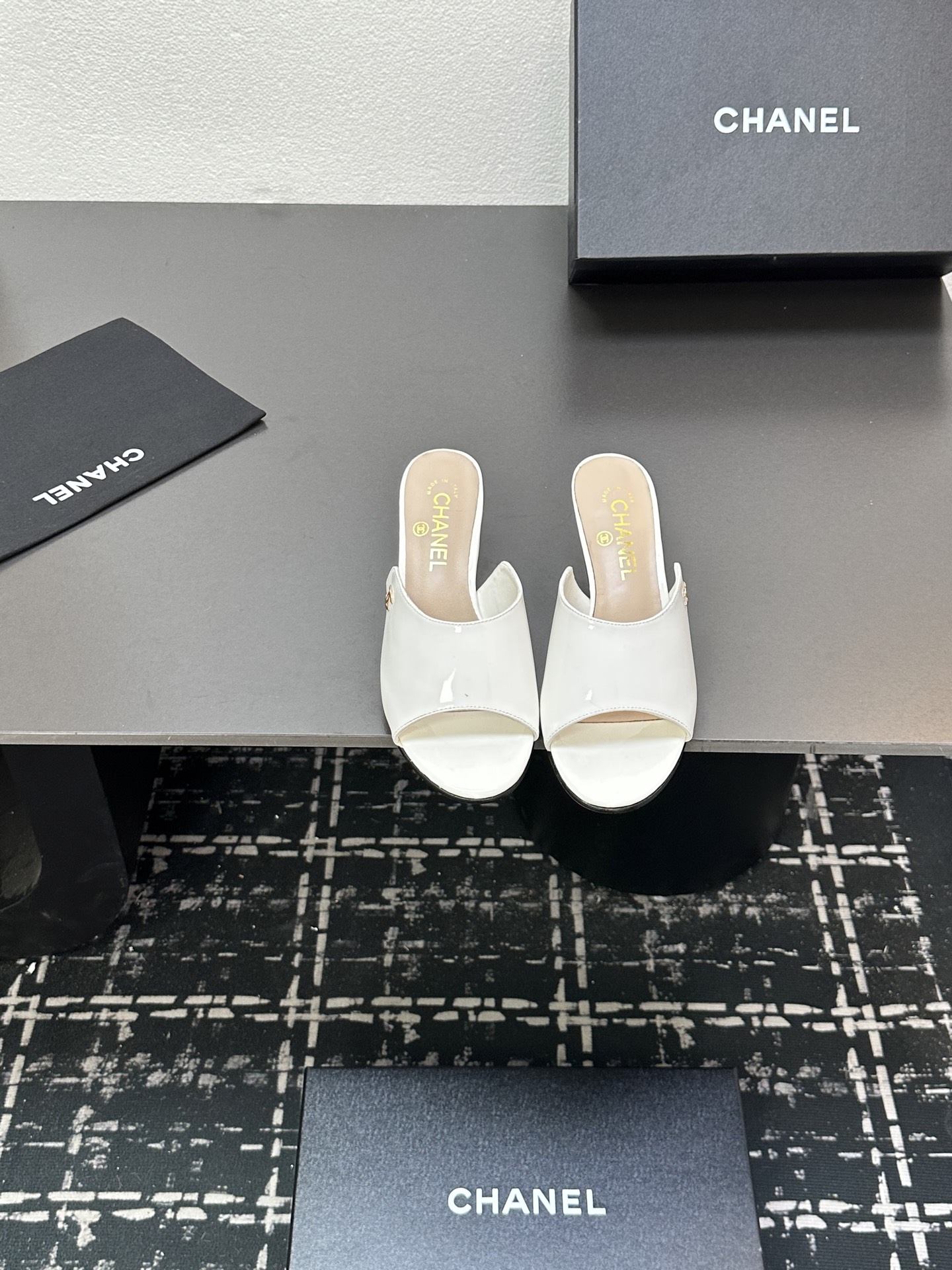 NO:409611,Chanel 25P new double C slippers Spring and summer new style, high version and high quality. Upper cowhide, footbed sheepskin, genuine leather outsole. Size:35-39 Other sizes customized, high heels slippers, chanel, high heels, slippers, cowhide, sheepskin, Leather soles19860909Chanel 25P新款双C拖鞋 春夏新款,高版本高品质. 鞋面牛皮,垫脚羊皮,真皮大底. Size:35-39 其他码数定做,高跟鞋拖鞋,chanel,high heels,slippers,cowhide,sheepskin,Leather soles,Women's Shoes